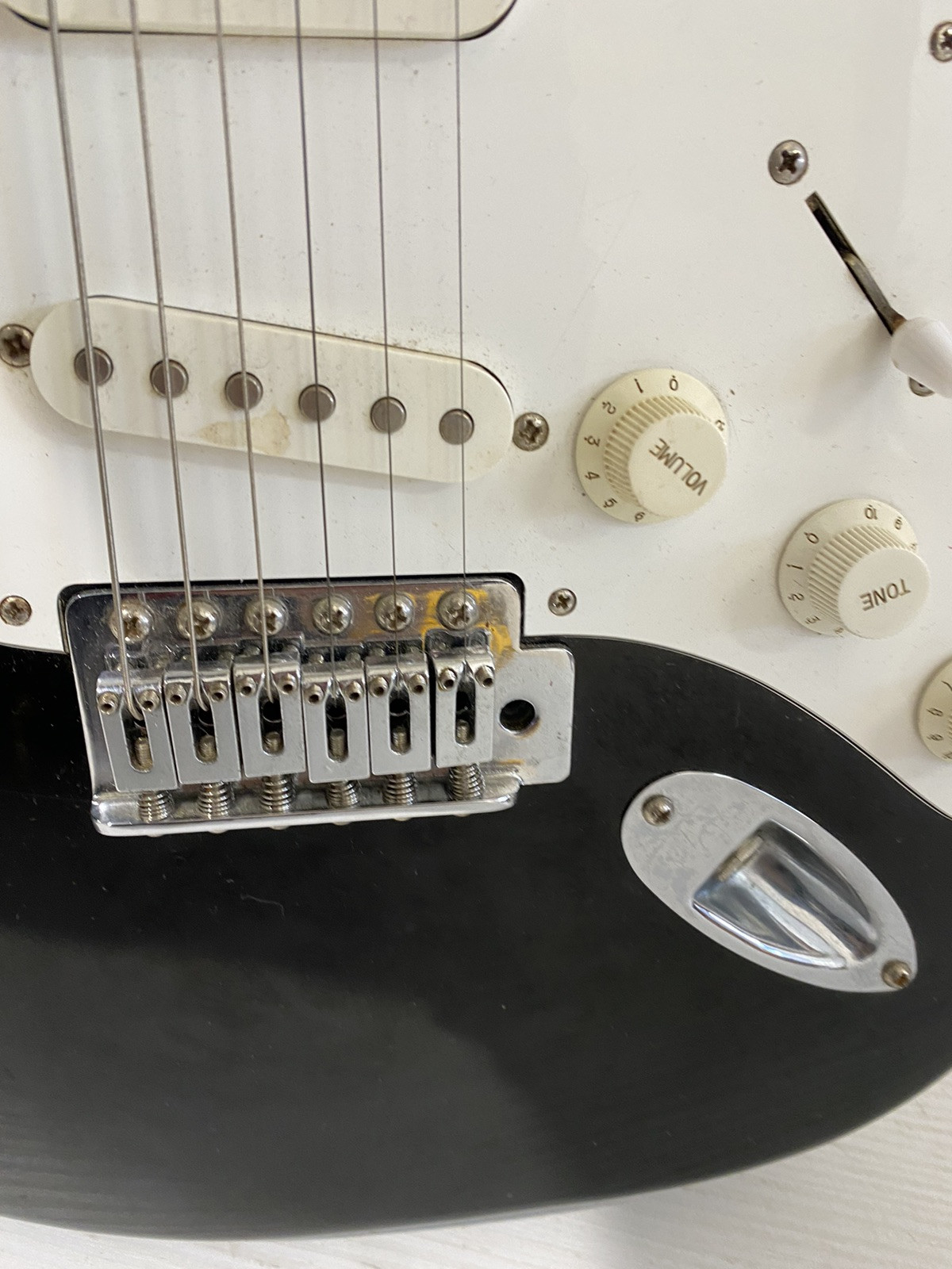 Vantage Electric Guitar Black And White With Case Model VIE – II D/BK