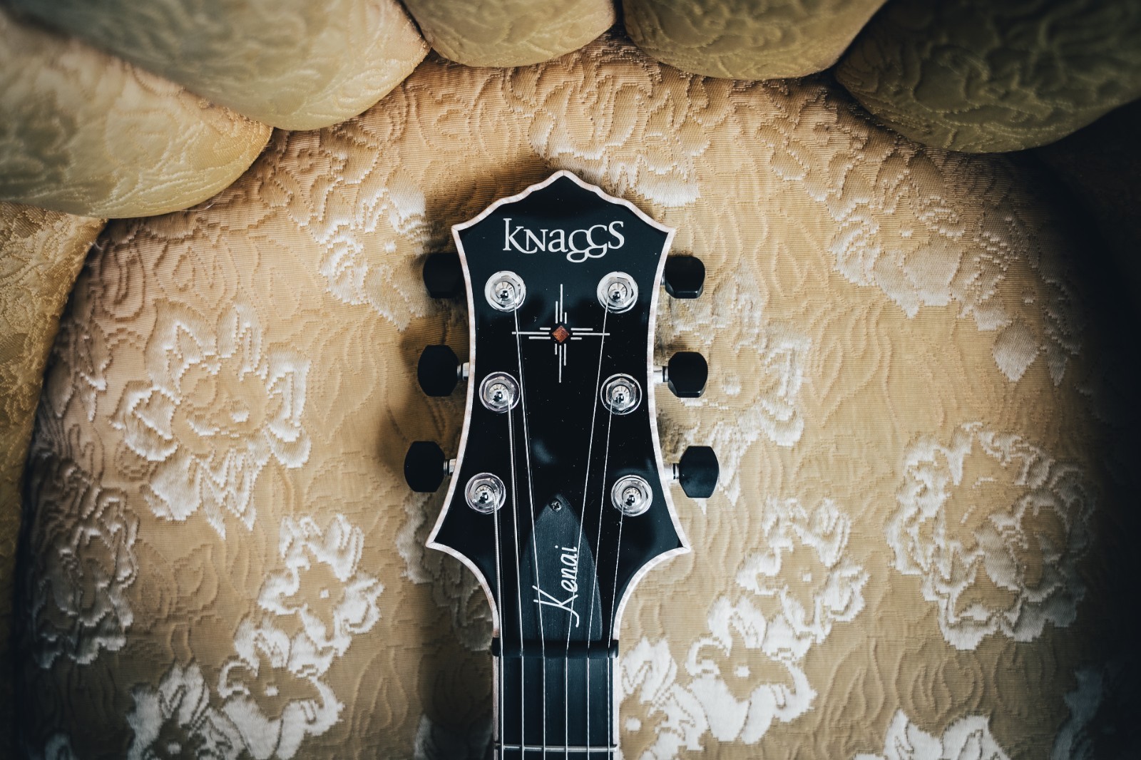 Knaggs Kenai Trem/Octane Red Metallic/Full Maple Binding