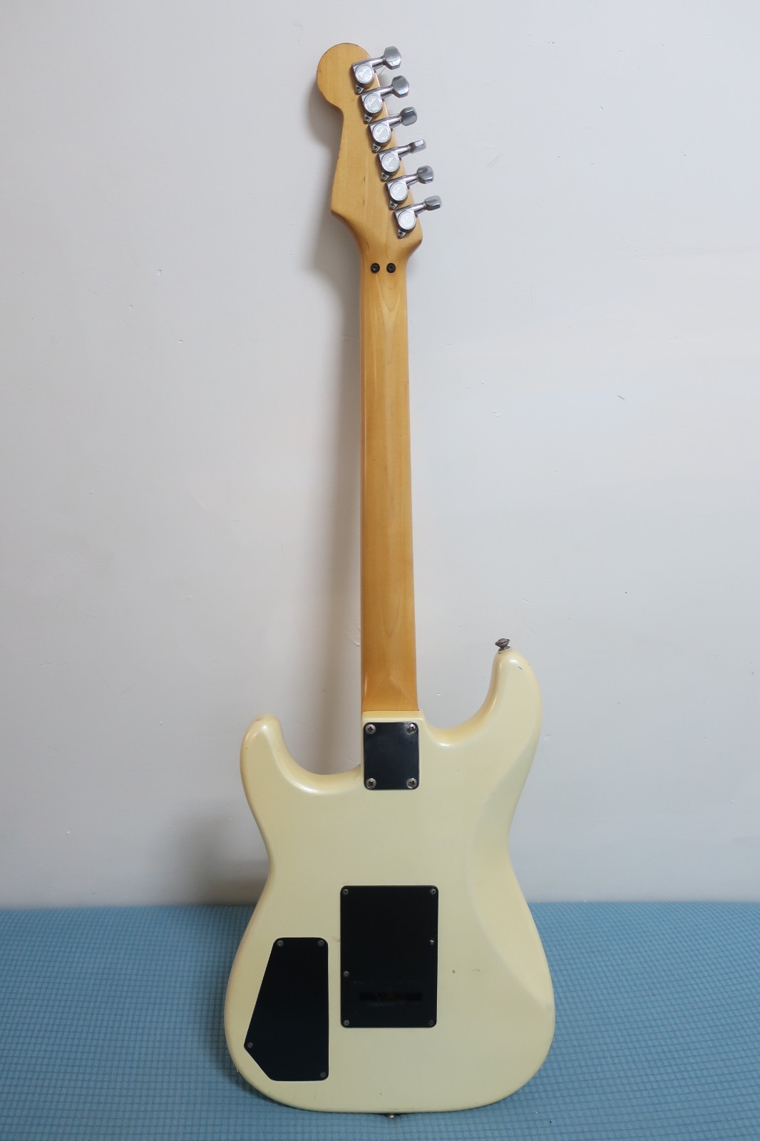 Squier HSS Stratocaster Cream – Fender and Dimarzio Pickups, Coil Split.