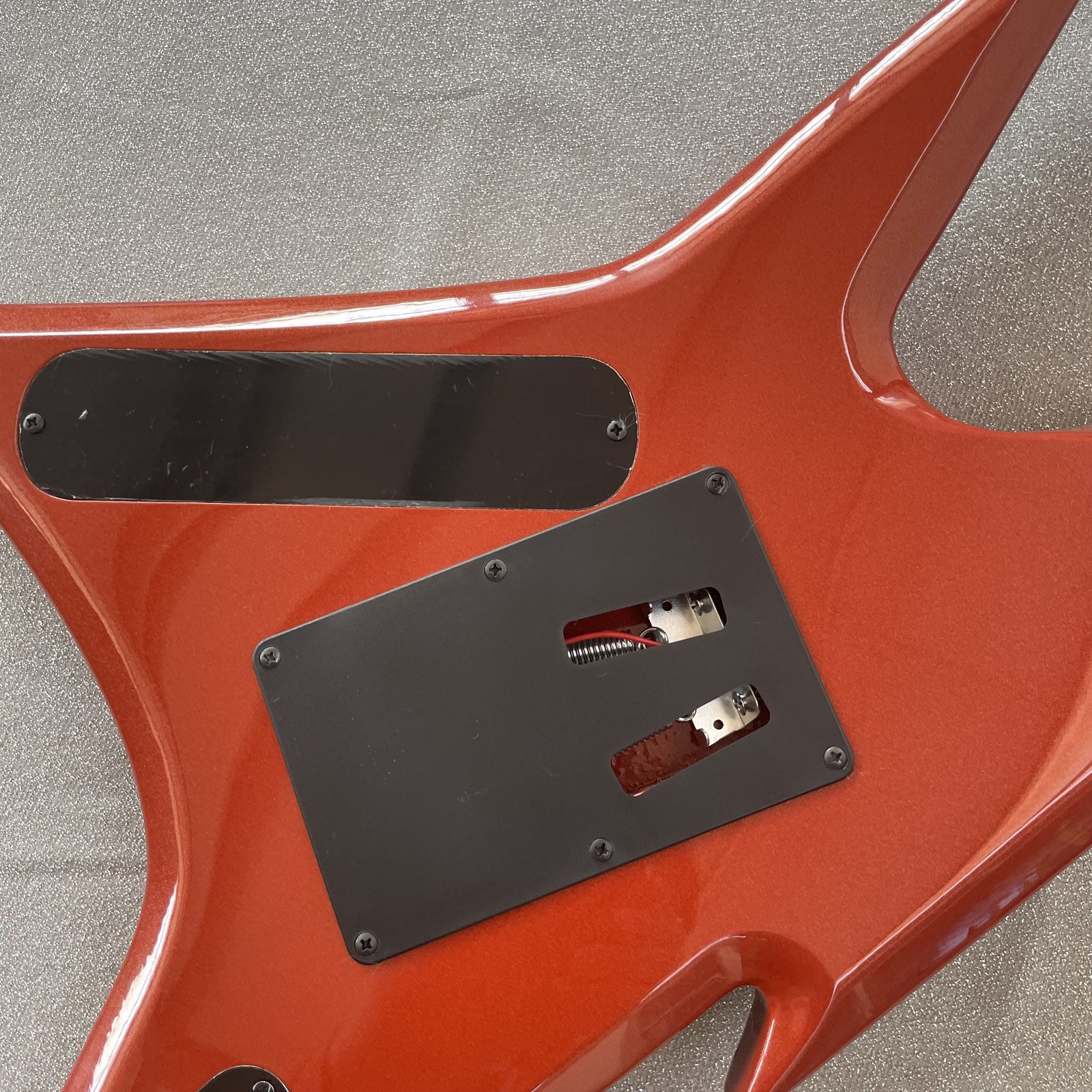Unique Solid Electric Guitar H-H Pickups Tremolo Orange Sparkle Finish Black HW