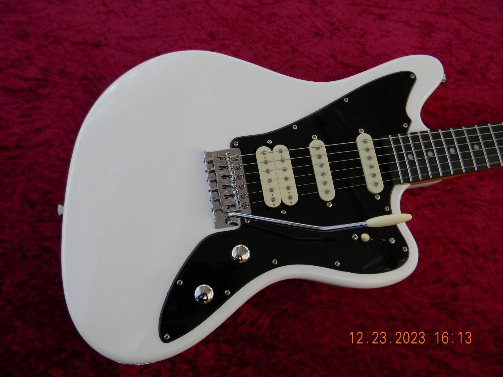Monoprice Indio Offset OS20, Alpine White, Coil Splitting Bridge Pickup,Gigbag