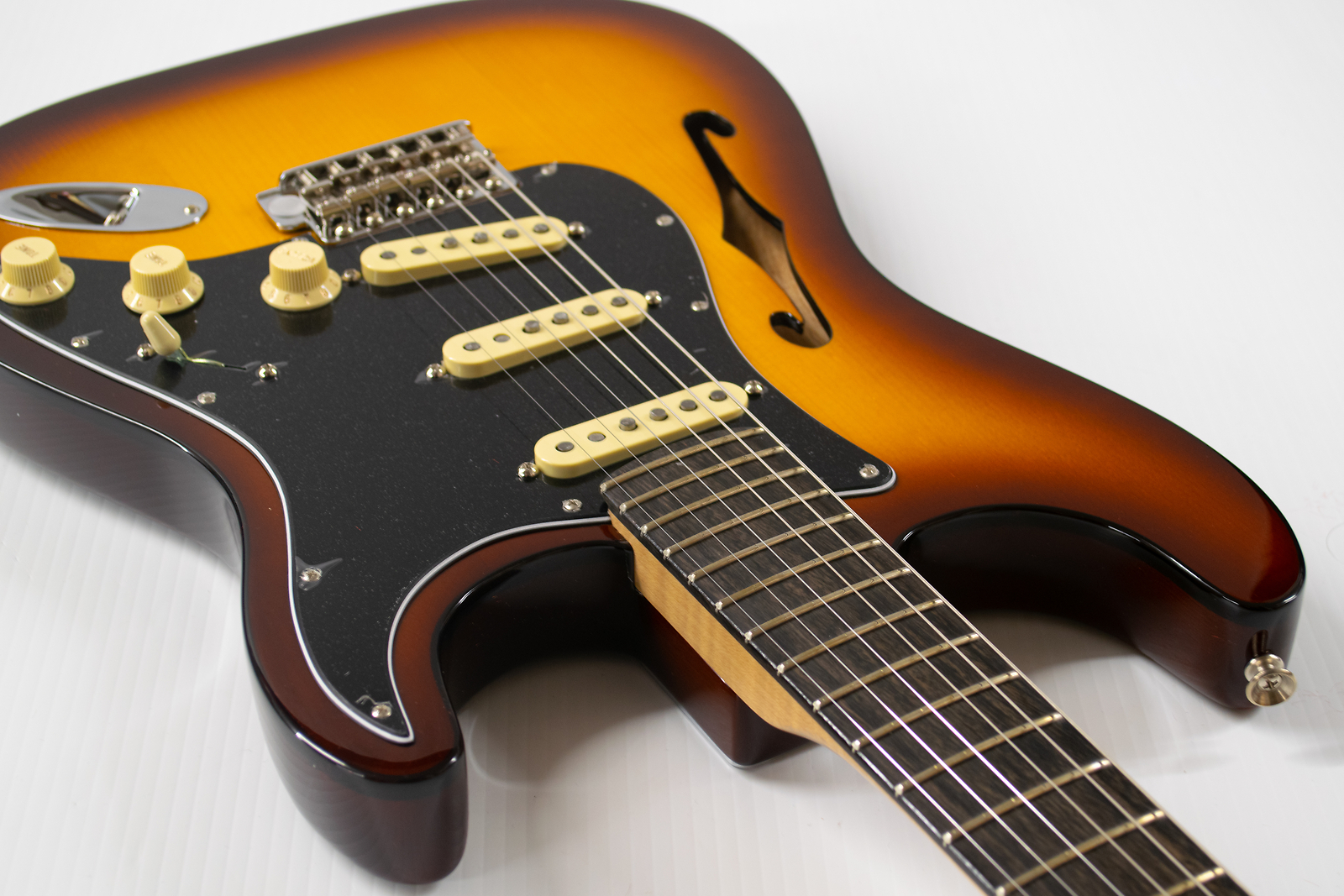 Fender Limited-edition Suona Stratocaster Thinline (DEMO) – Violin Burst