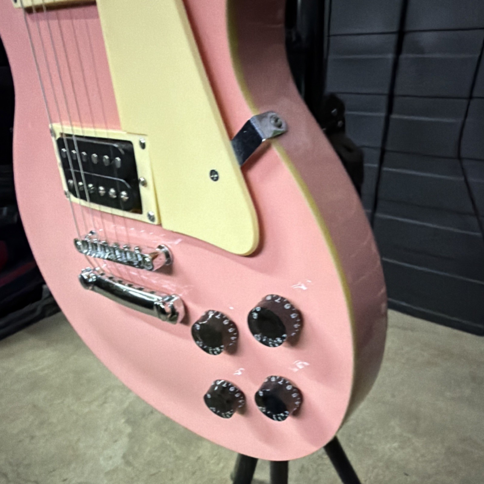 Lawson Damon Electric Guitar Pink LP style solid body with camo hard shell case