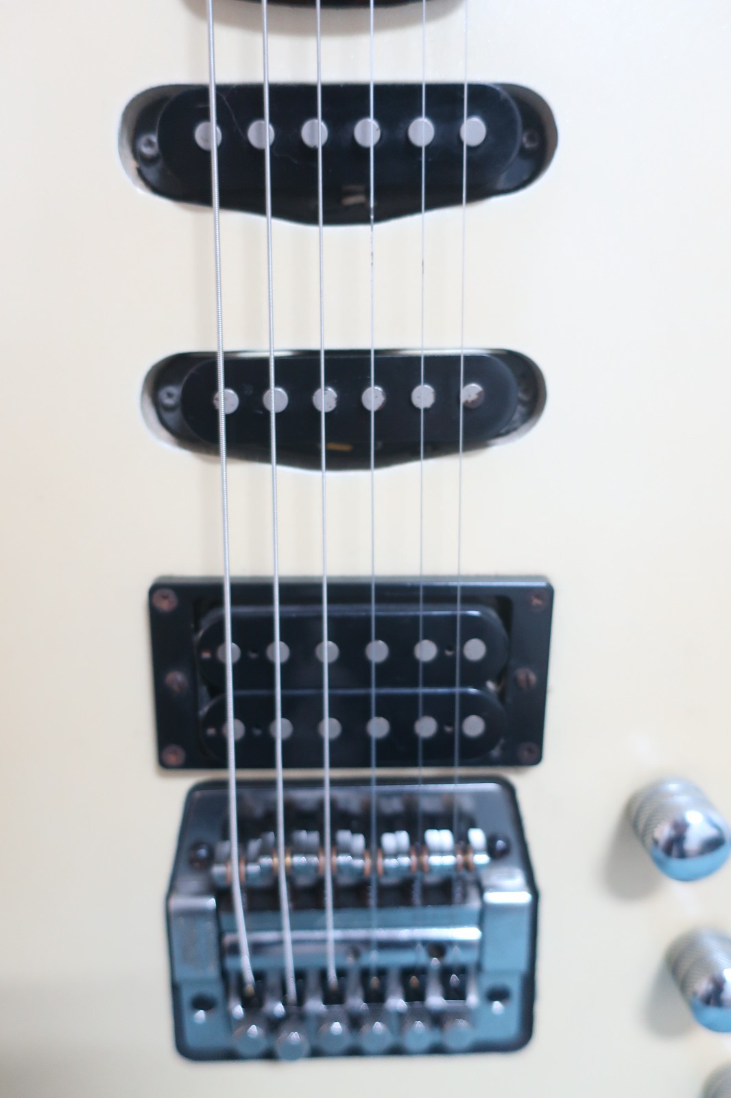 Squier HSS Stratocaster Cream – Fender and Dimarzio Pickups, Coil Split.