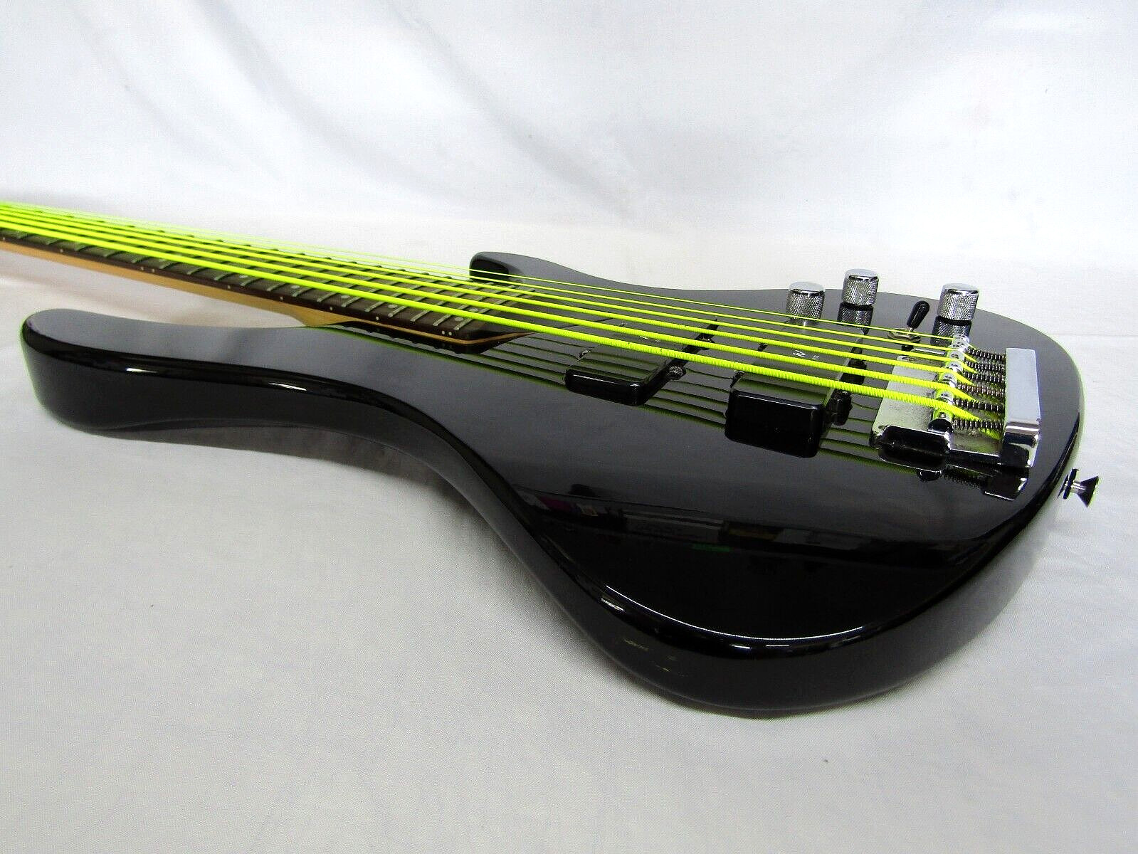 Washburn XB-600 Bantam Series 6-String Bass Guitar Black