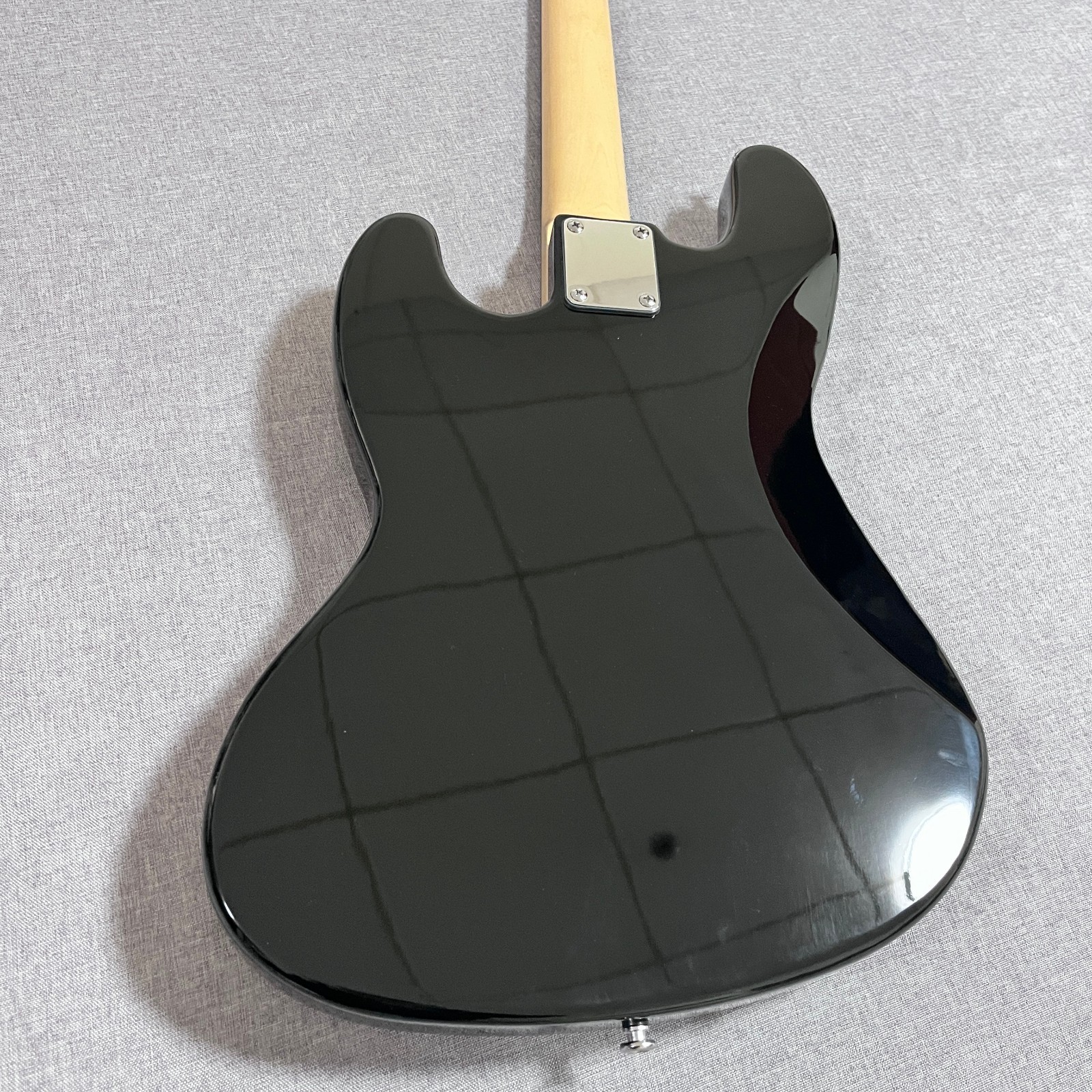 Black Gloss 4String Electric Bass Guitar Jazz Style Solid Red Pearl Pickguard