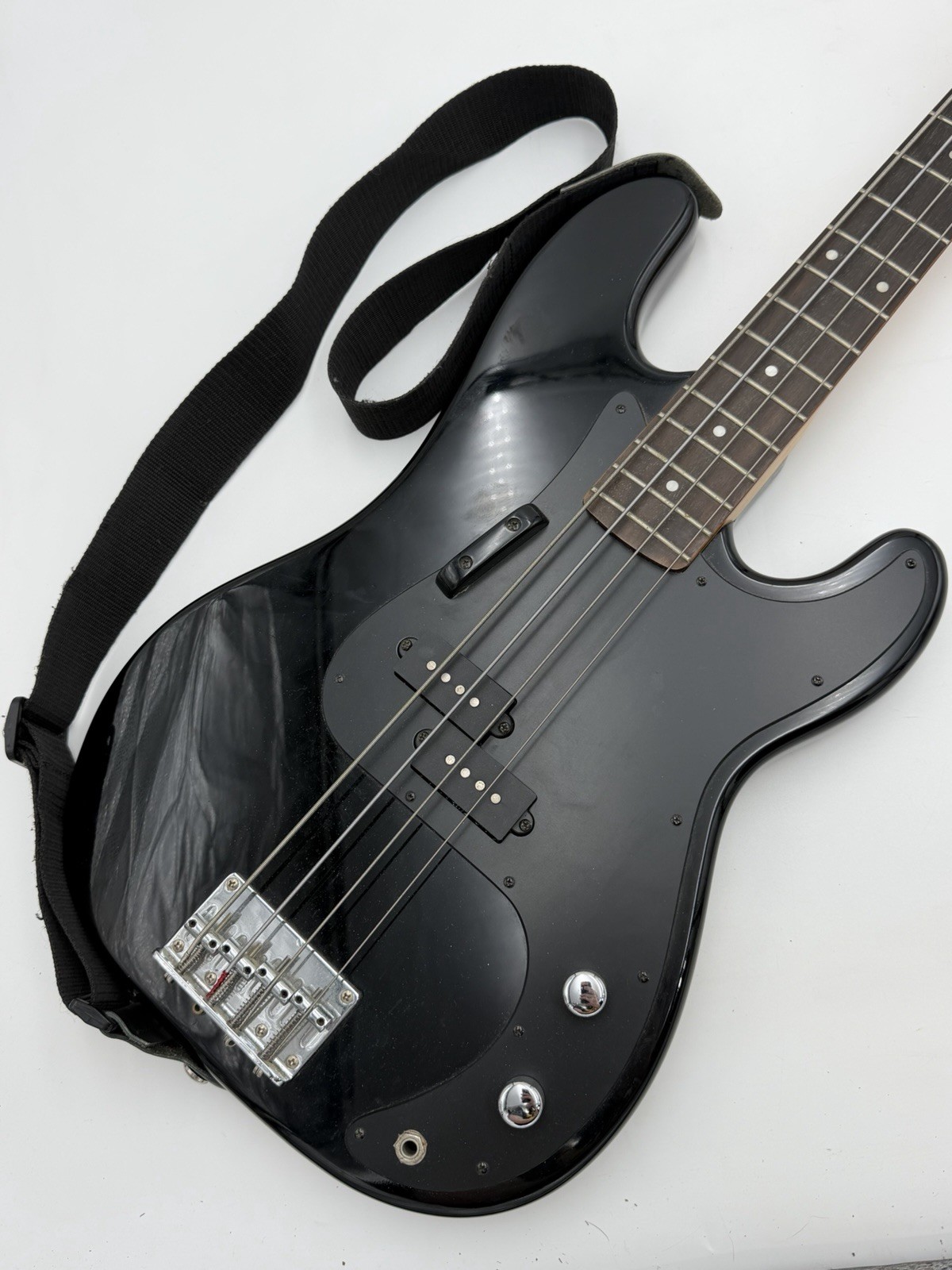 Silvertone SSLB 11/BK Electric Bass Guitar w/ Shoulder Strap & Qwik Tune + Case
