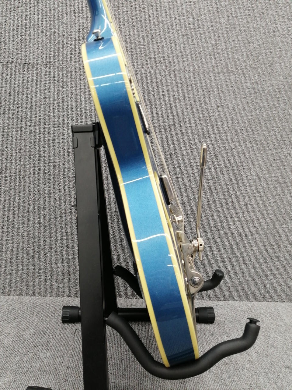 Duesenberg DTV-MC Mike Campbell Signature Metallic Blue with White Germany