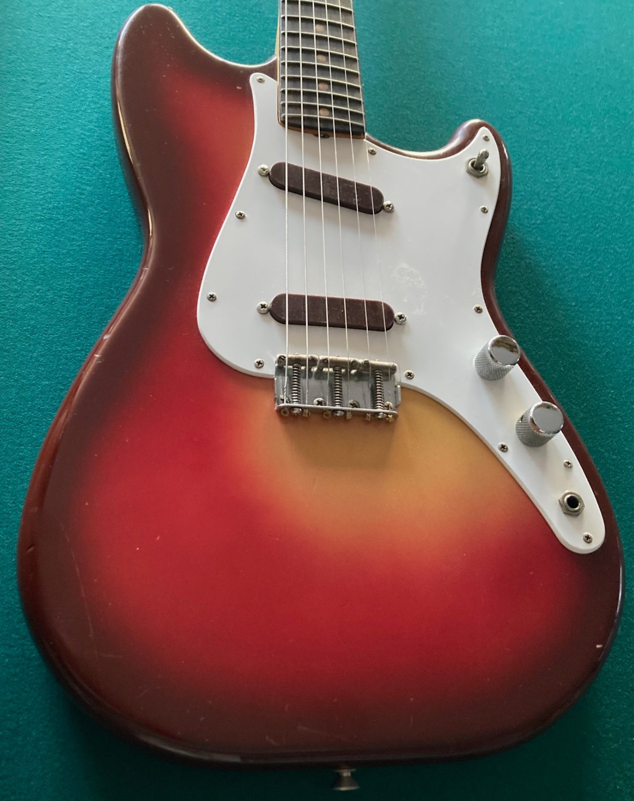 VINTAGE~ORIGINAL~1963~FENDER~DUO-SONIC~ELECTRIC GUITAR~SUNBURST~PRE-CBS~OHC