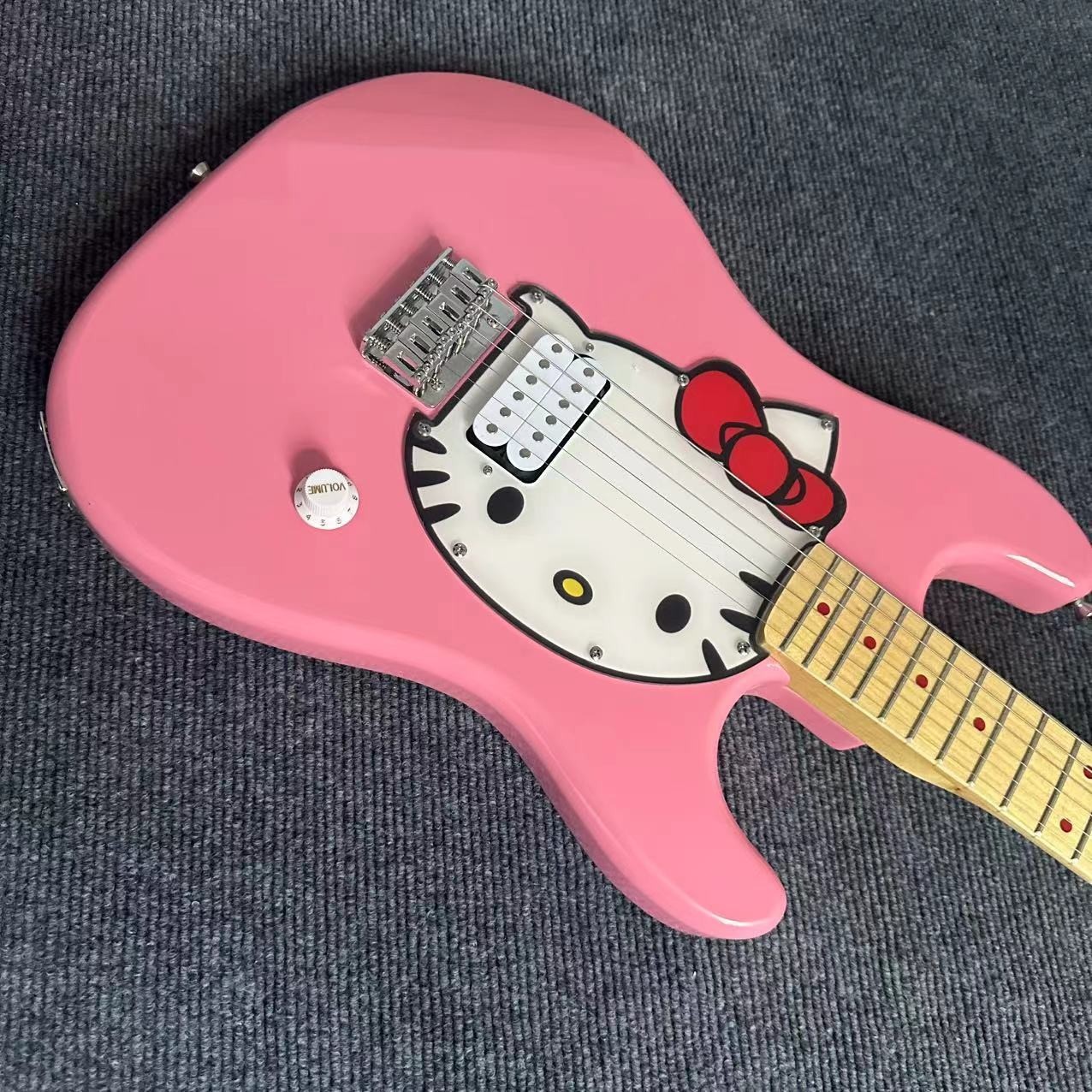Electric guitar kitten, maple fingerboard