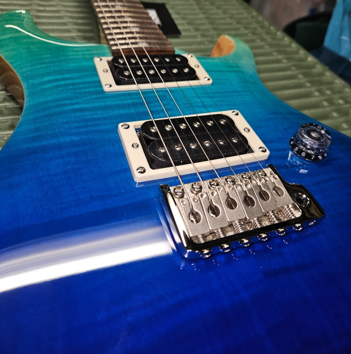 New PRS SE Custom 24 Rare Limited-Edition Electric Guitar Blue Fade