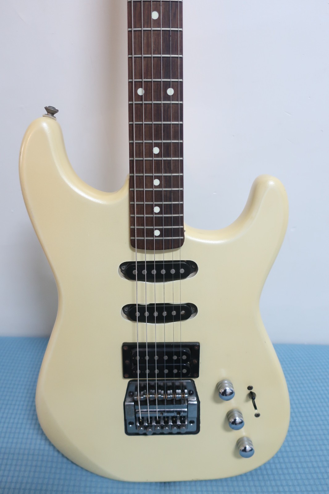 Squier HSS Stratocaster Cream – Fender and Dimarzio Pickups, Coil Split.