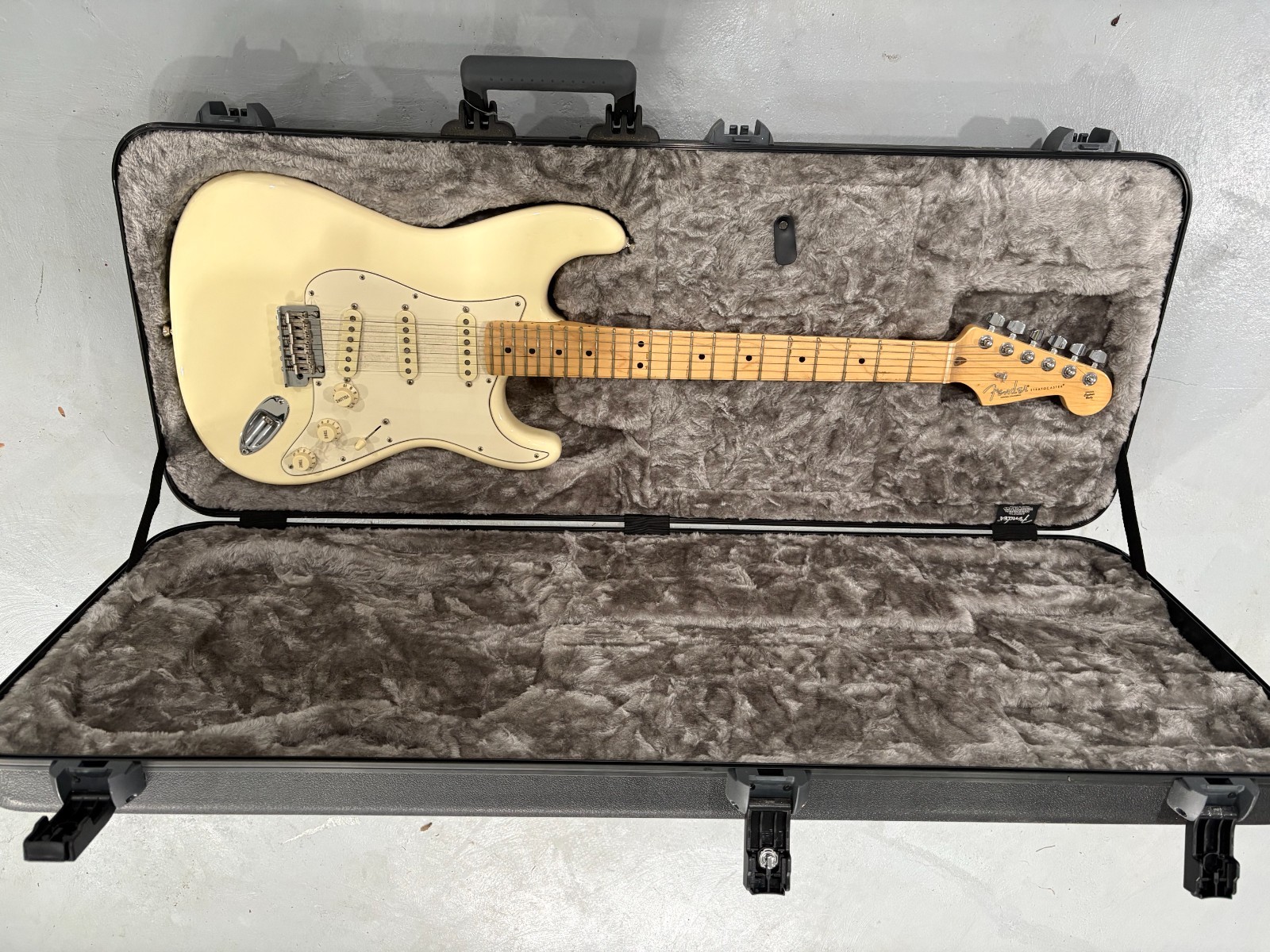 2017 Fender American Professional Stratocaster- USA Made – Olympic White