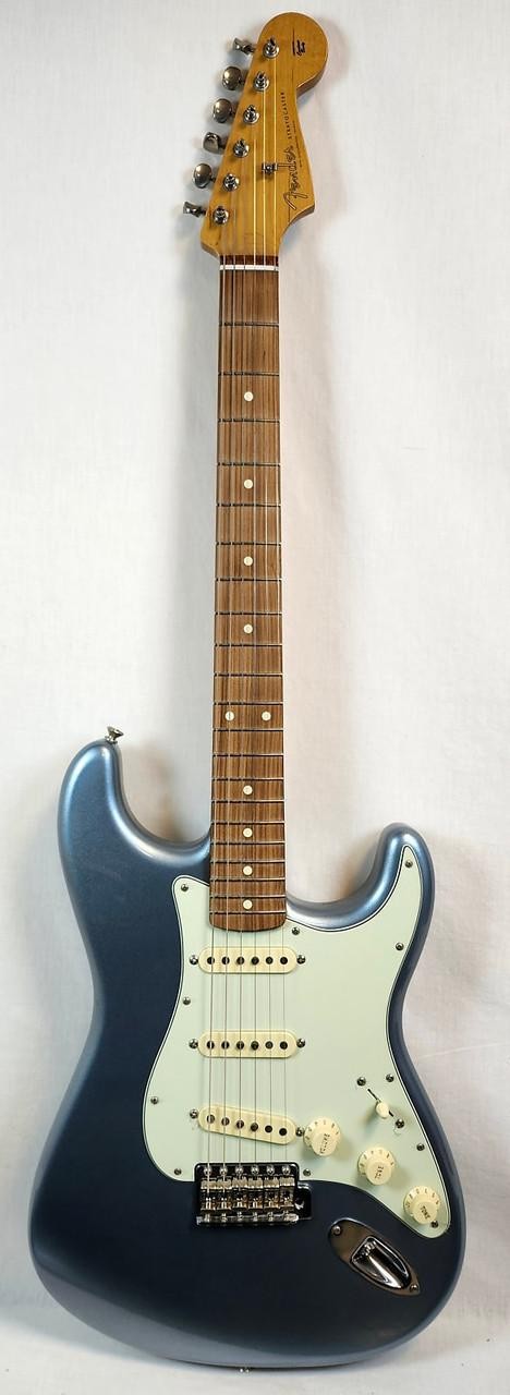 Fender Vintera ’60s Stratocaster, Pau Ferro FB, Ice Blue Metallic, Deluxe Gig Ba