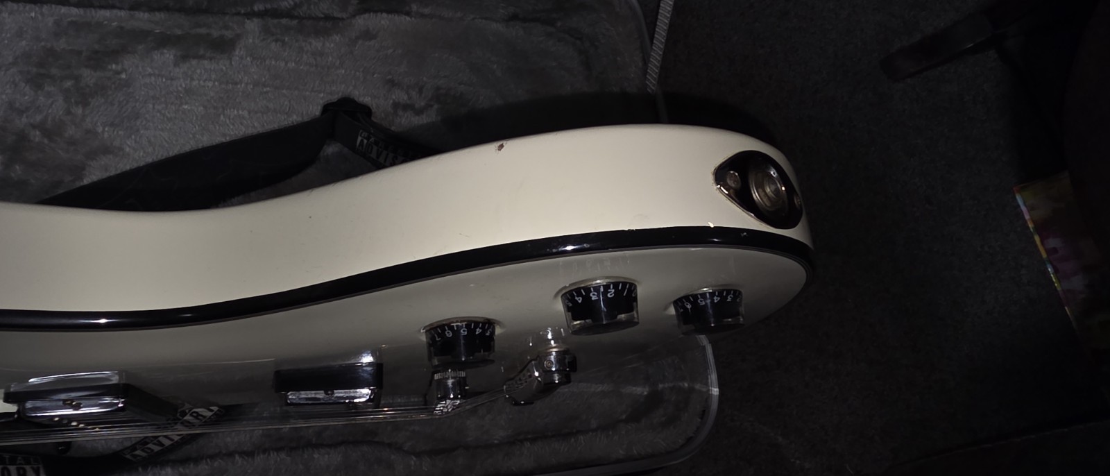 Schecter Diamond Series, custom Tempest crafted in Korea 2008. Hardcase, Strap