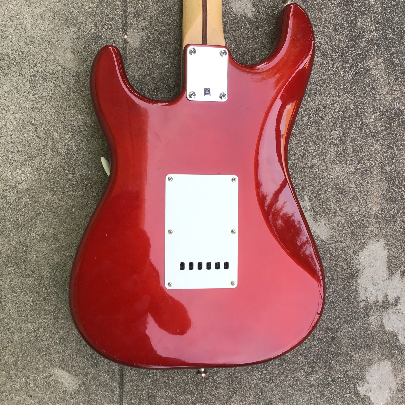 Squier by Fender Affinity Strat Electric Guitar Cherry Apple Red 6 Strings
