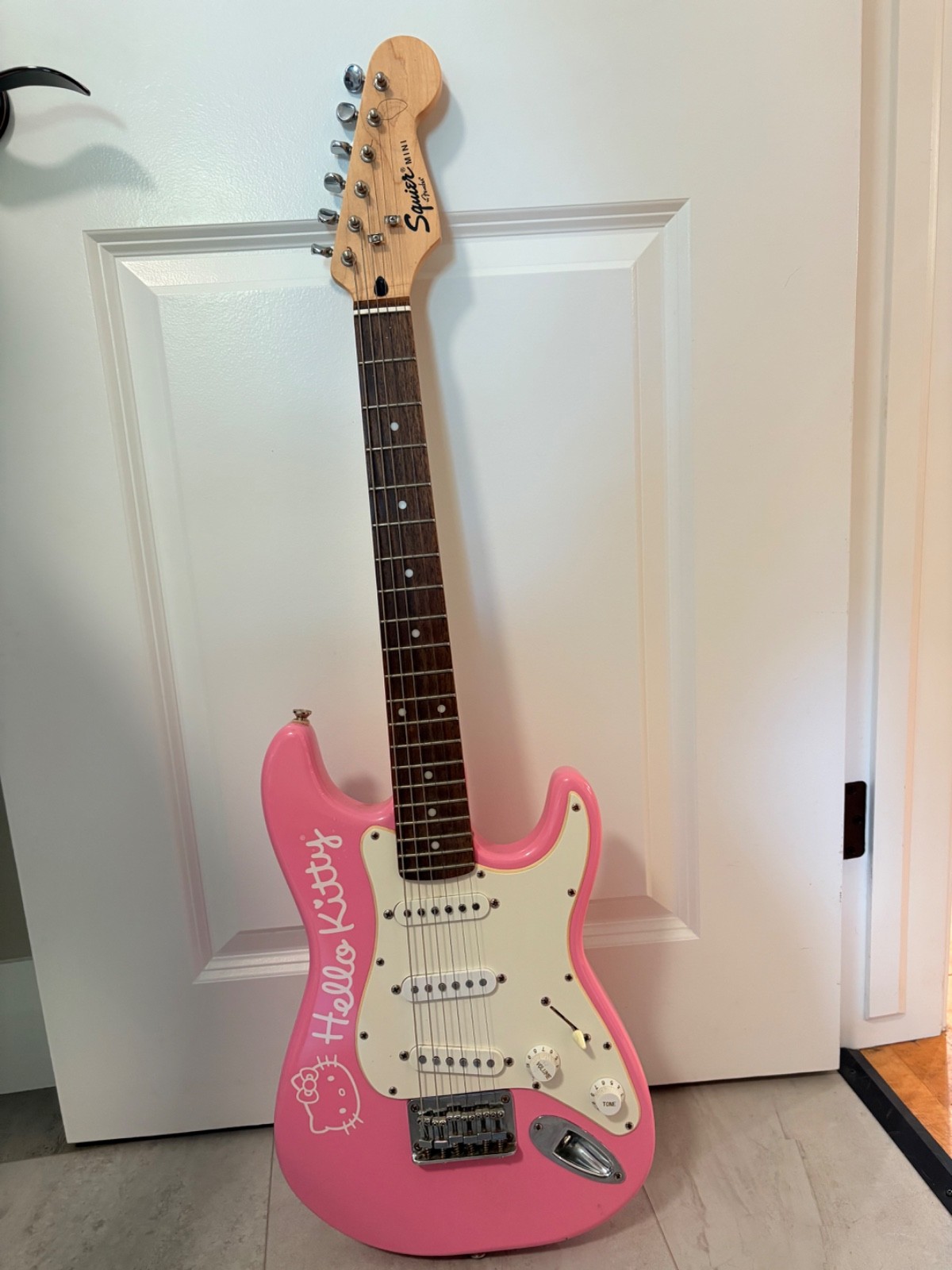 squier mini hello kitty guitar