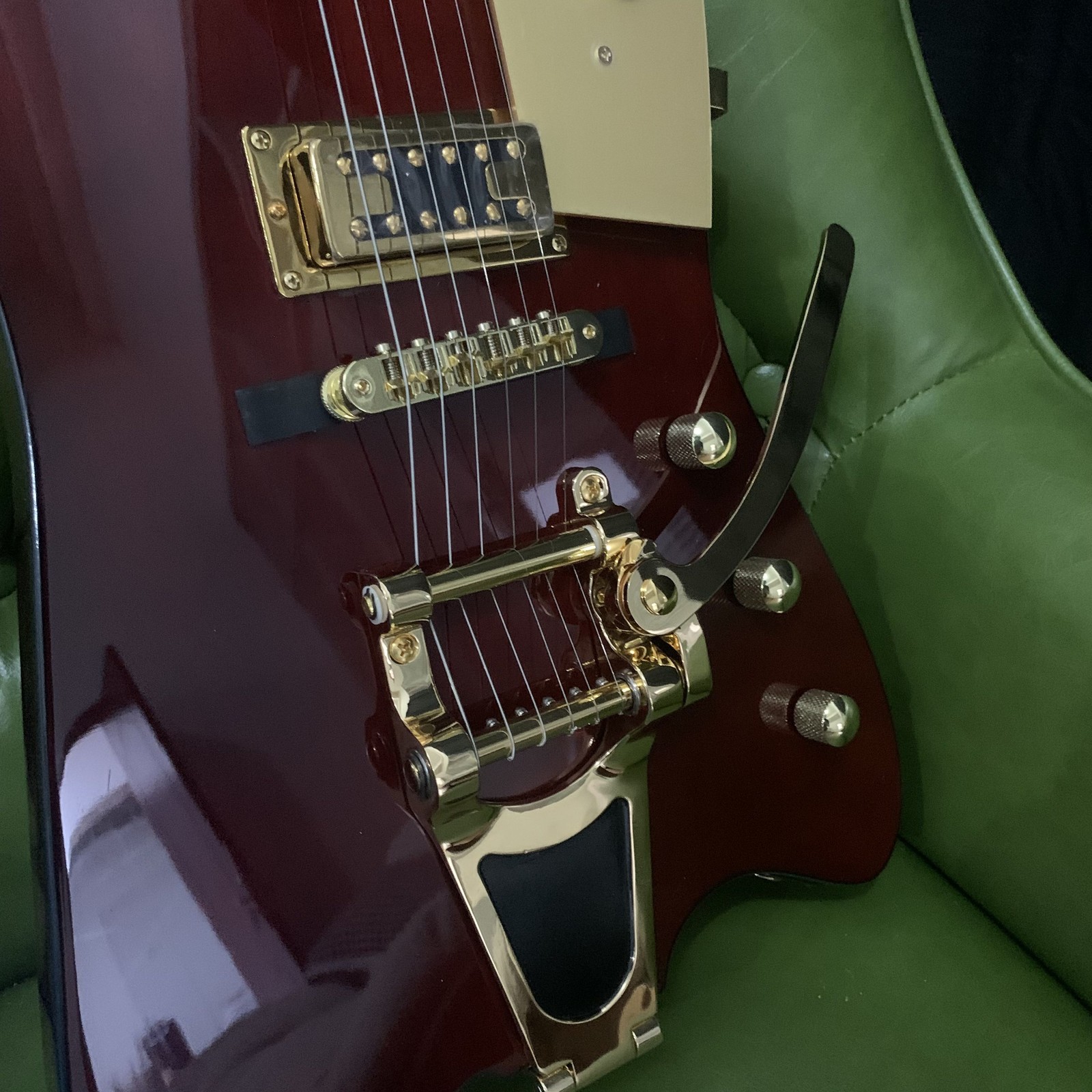 Hot sale Billy Bo style electric guitar red soild body bigsby bridge free ship