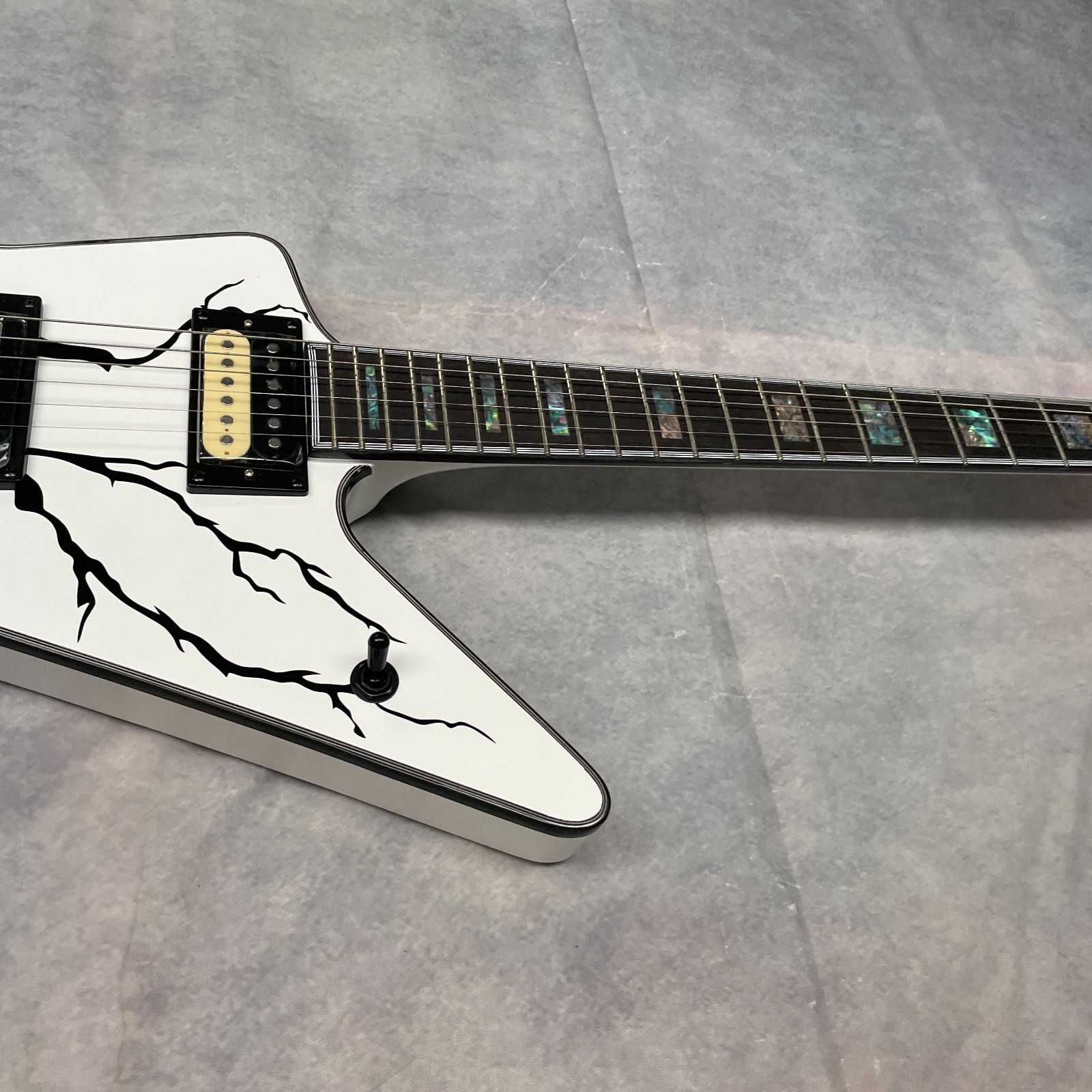 White Dime Washbun Electric Guitar Rosewood Fretboard Black Lightning Fast 9days