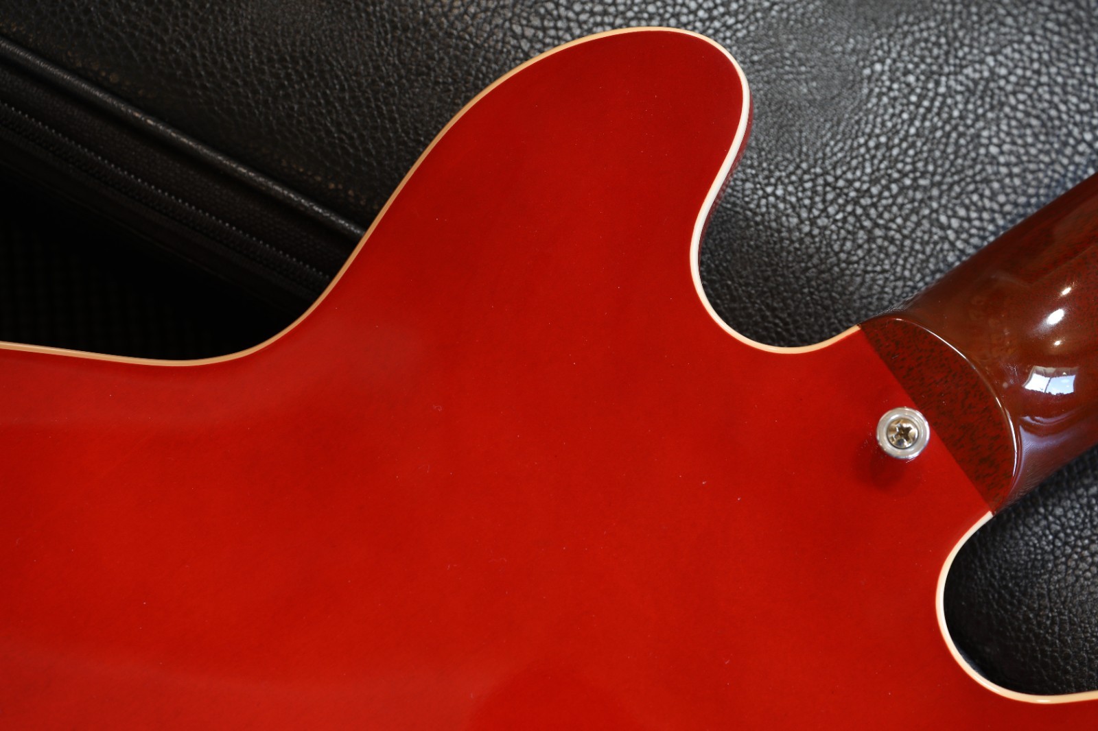 2017 Gibson ES-339 Semi-Hollow Electric Guitar Cherry Red + GB