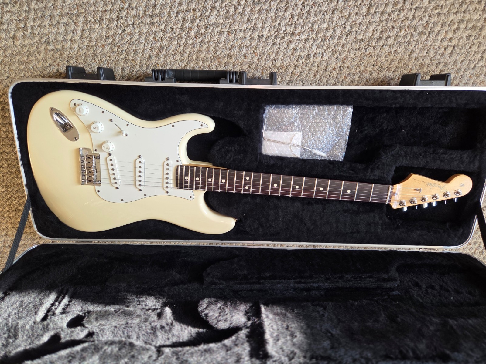 Left Hand Lefty White Fender American Standard 2011 Stratocaster USA Guitar Case