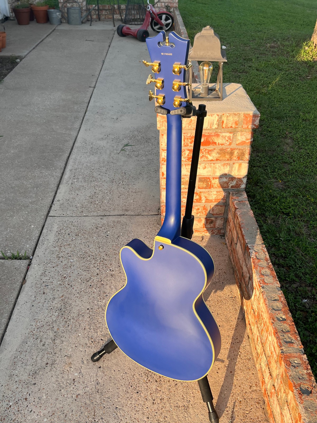 D’Angelico Deluxe DH ~ Hollowbody Archtop Guitar ~ matte royal blue ~ HSC ~ EXC