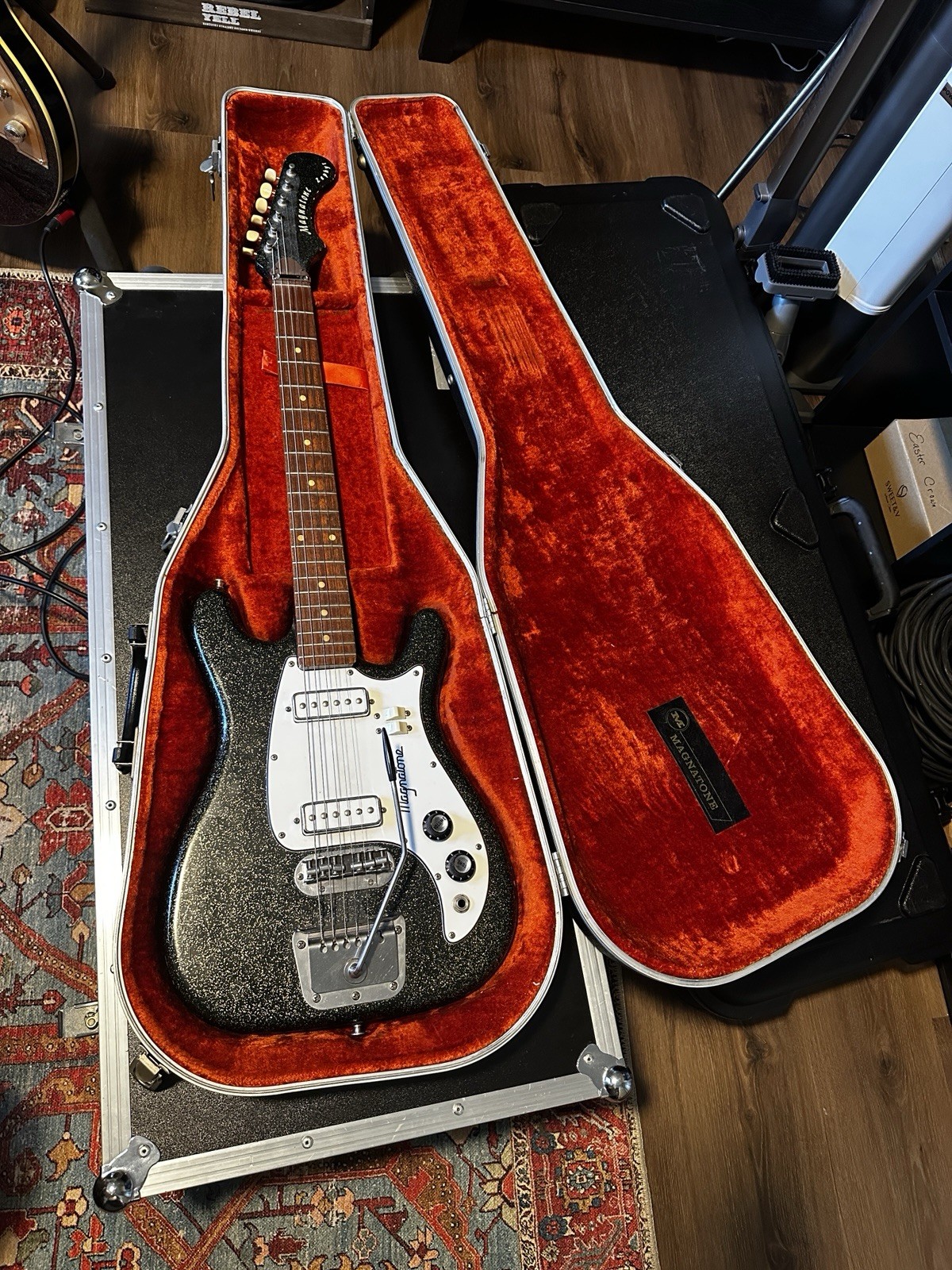 Magnatone Zephyr Mid ‘60s Guitar – Black w/Gold Sparkle