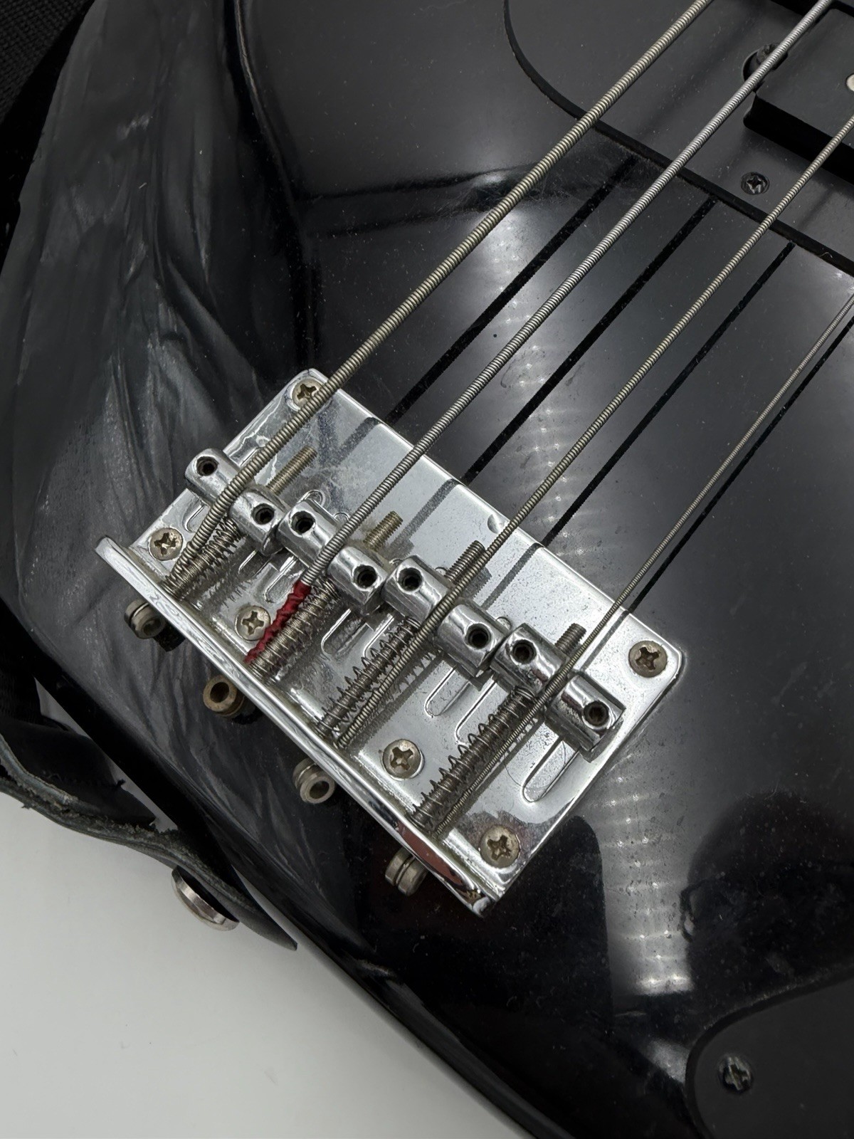 Silvertone SSLB 11/BK Electric Bass Guitar w/ Shoulder Strap & Qwik Tune + Case