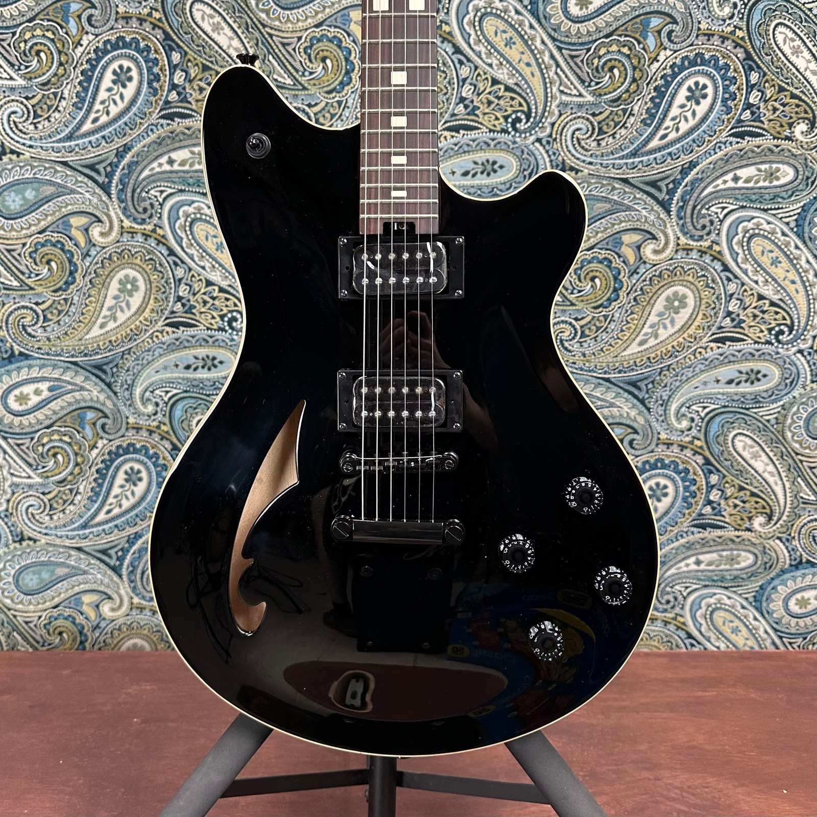 EVH SA-126 Standard in Piano Black Electric Guitar