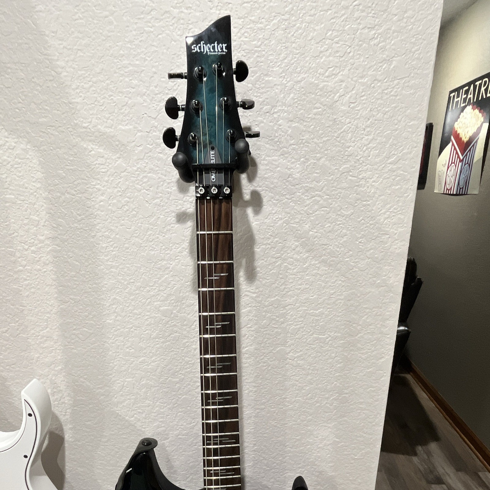 Metal Heads!! Schecter Omen Elite-6-Mint-Diamond Series – Floyd Black/Blue Burst