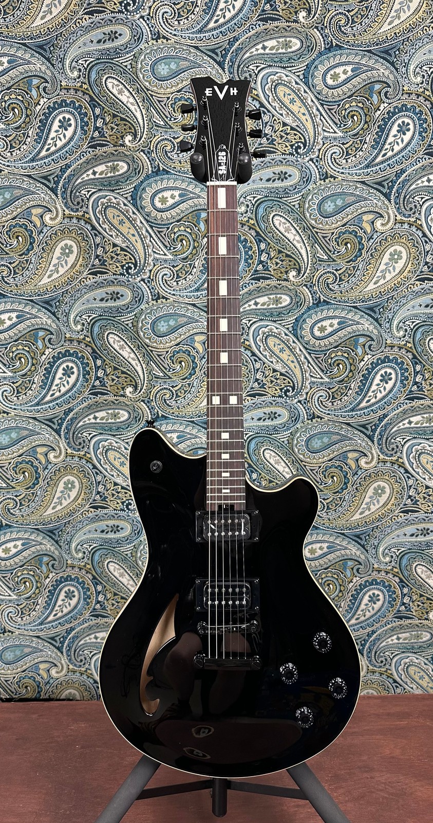 EVH SA-126 Standard in Piano Black Electric Guitar