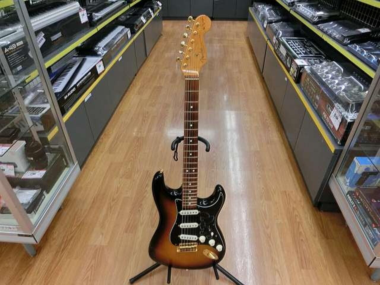 Fender Stevie Ray Vaughan Stratocaster 3TS Electric Guitar Hard Case