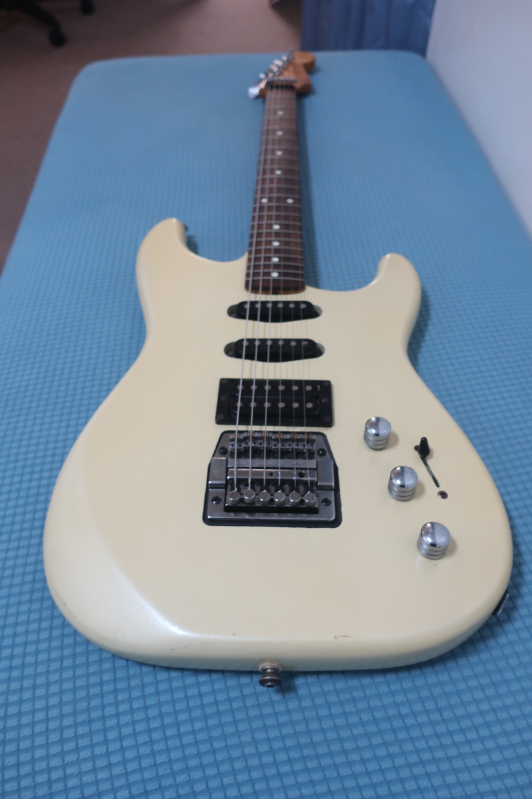 Squier HSS Stratocaster Cream – Fender and Dimarzio Pickups, Coil Split.