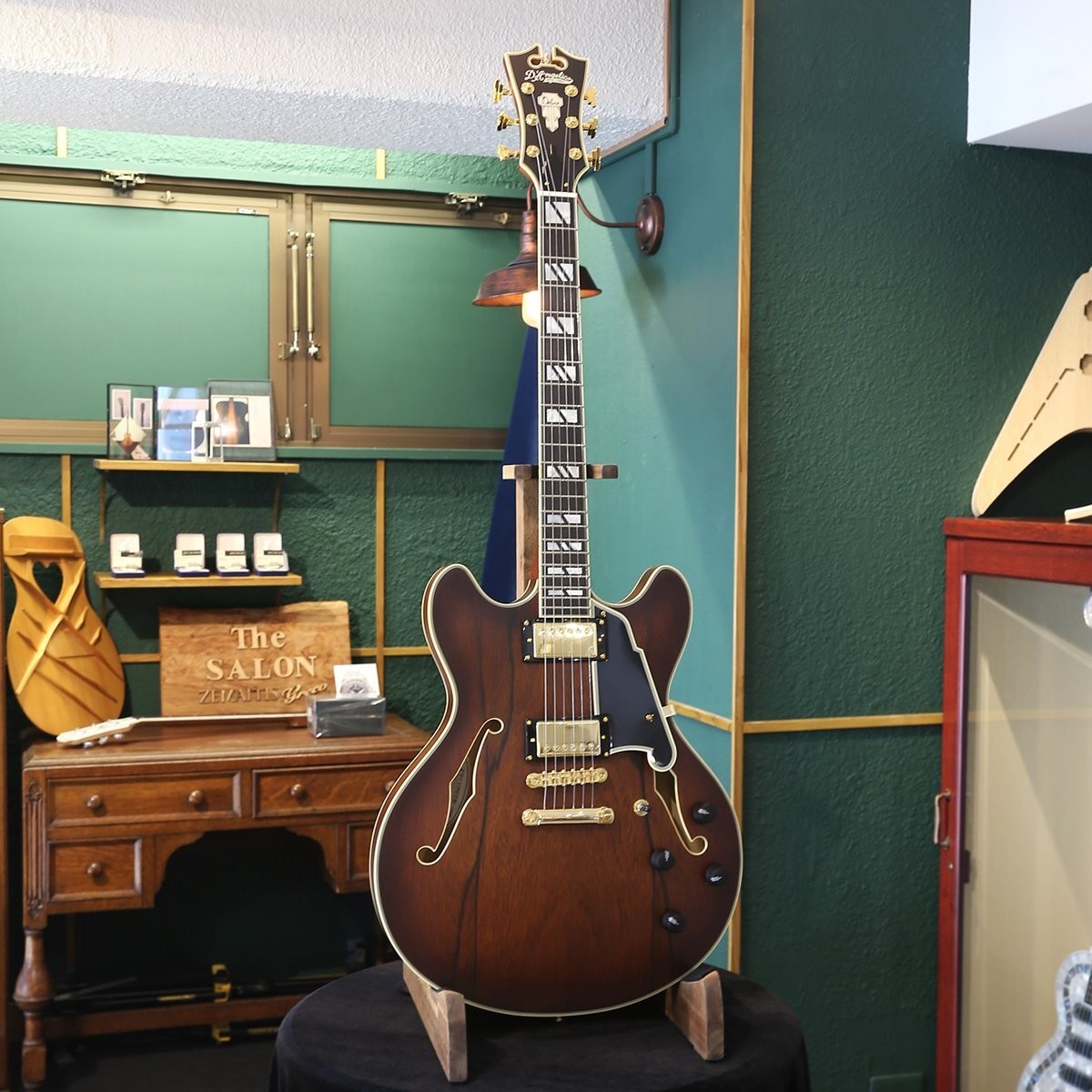 Semi-Hollow Electric Guitar D’Angelico Deluxe DC 2023 Satin Brown Burst Korea