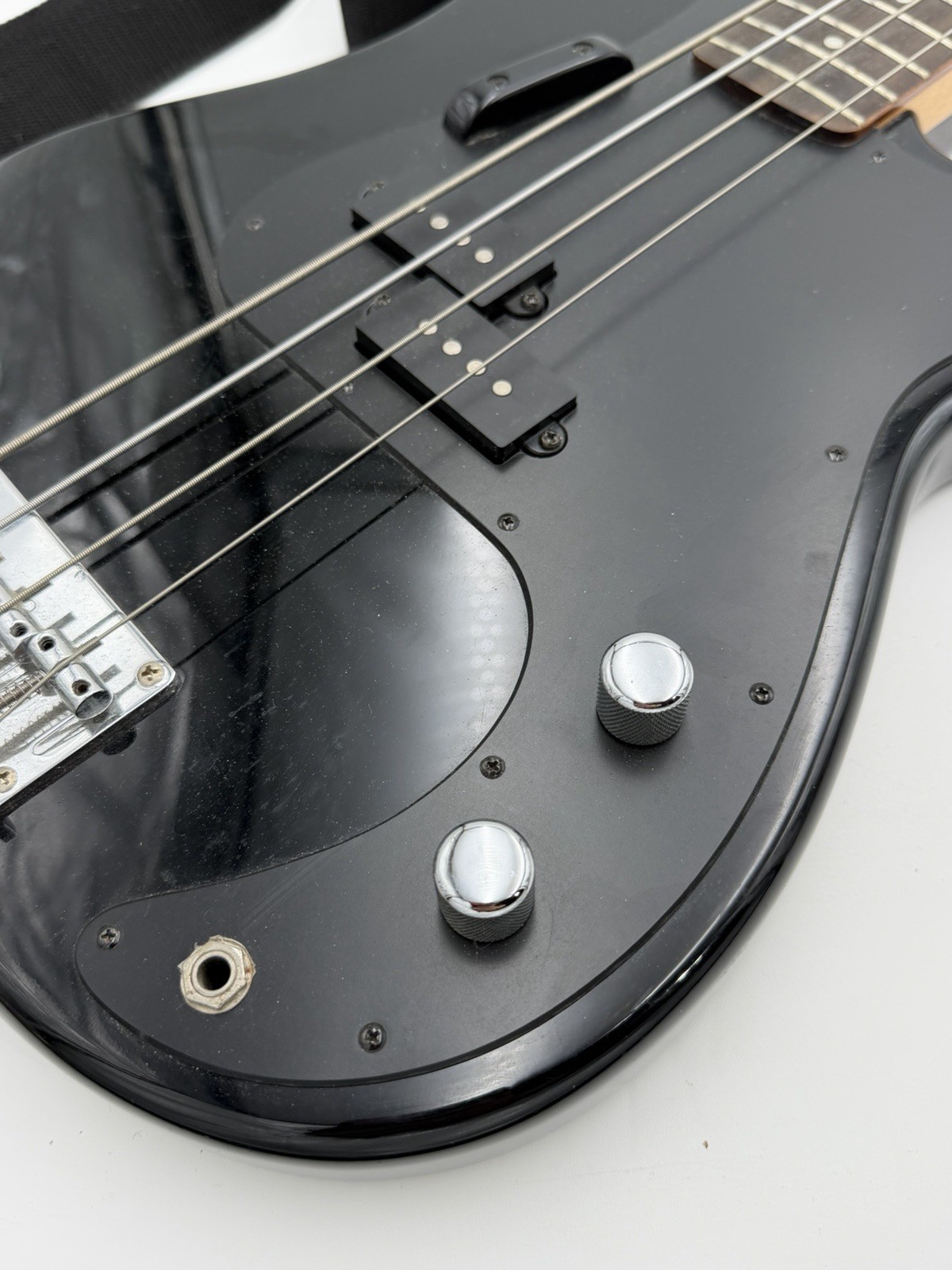 Silvertone SSLB 11/BK Electric Bass Guitar w/ Shoulder Strap & Qwik Tune + Case