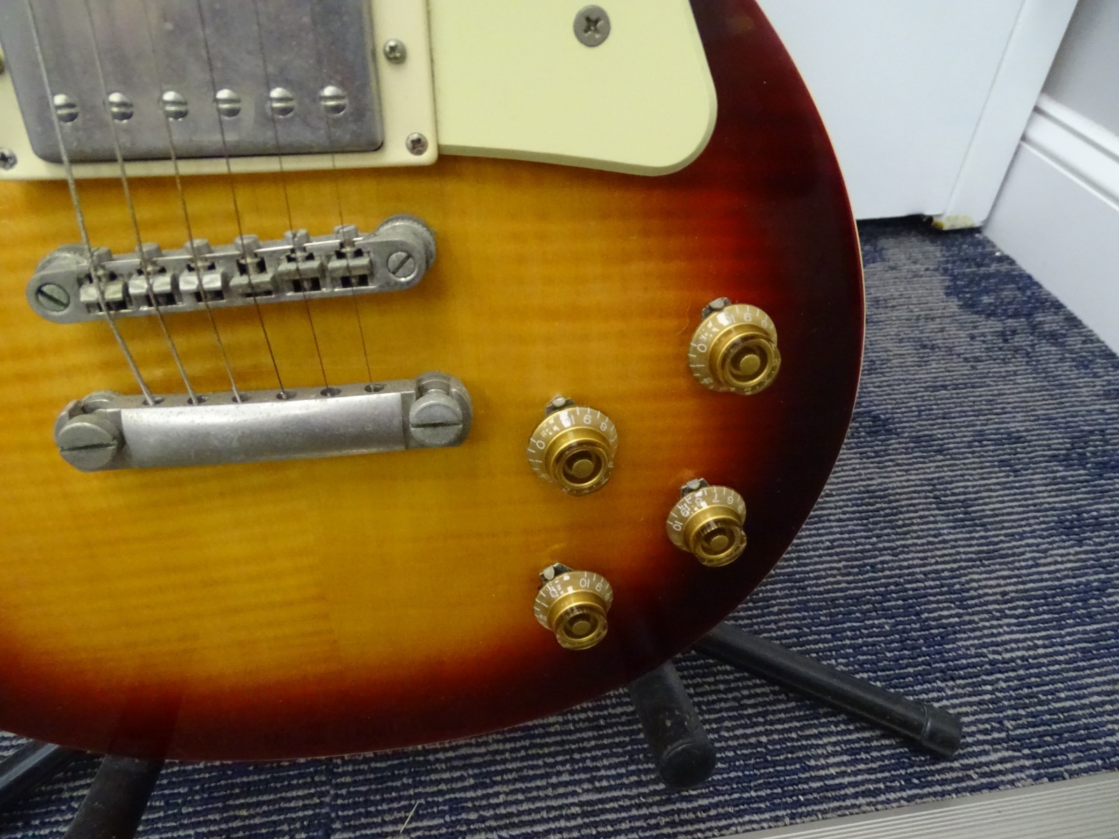 2020 Epiphone Les Paul Standard Cherry Sunburst Guitar (19427-Show-mss)