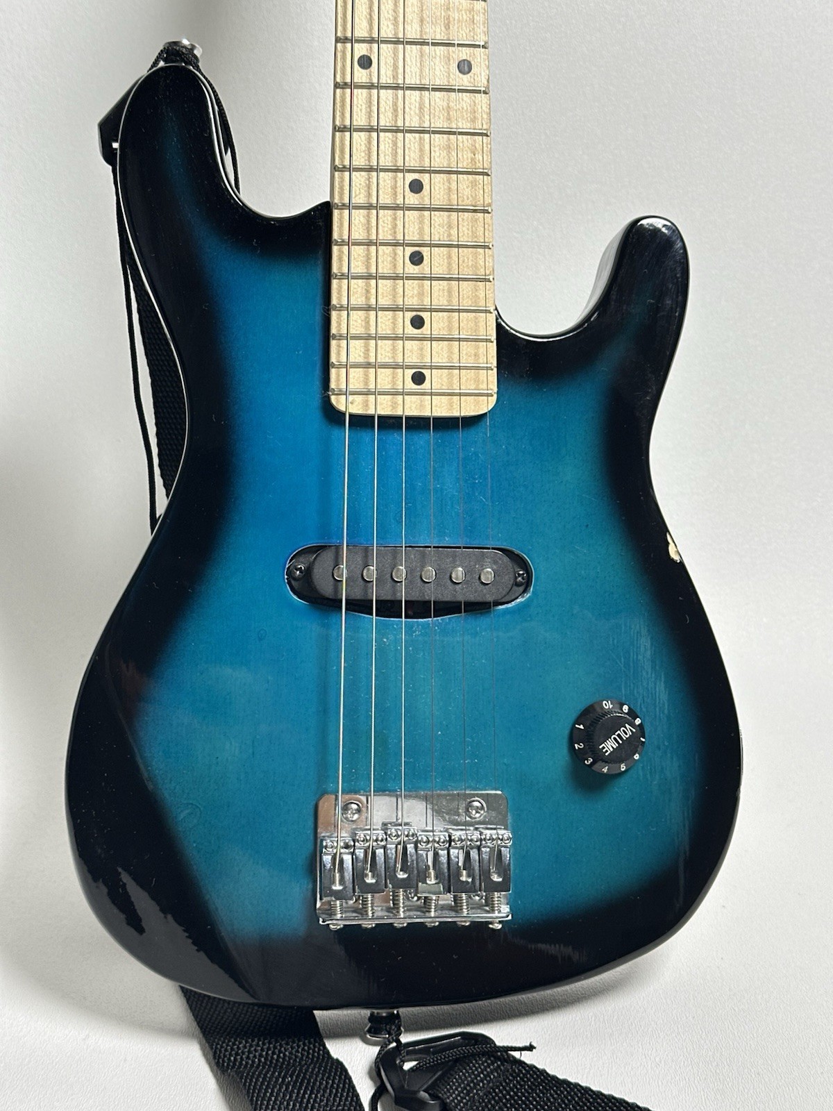 ZENY ELECTRIC GUITAR, 30″ FOR KIDS, RIGHT HAND STRATOCASTER STYLE, PREOWNED 