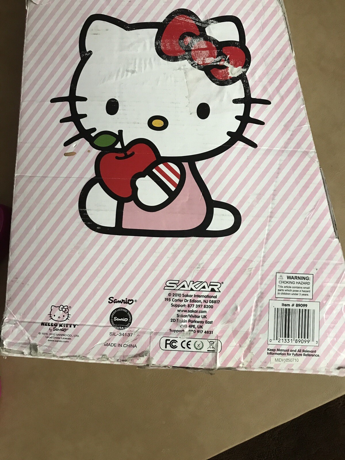 2010 HELLO KITTY Sanrio mini 30” Electric Guitar Built In Amp Speaker Jack Box