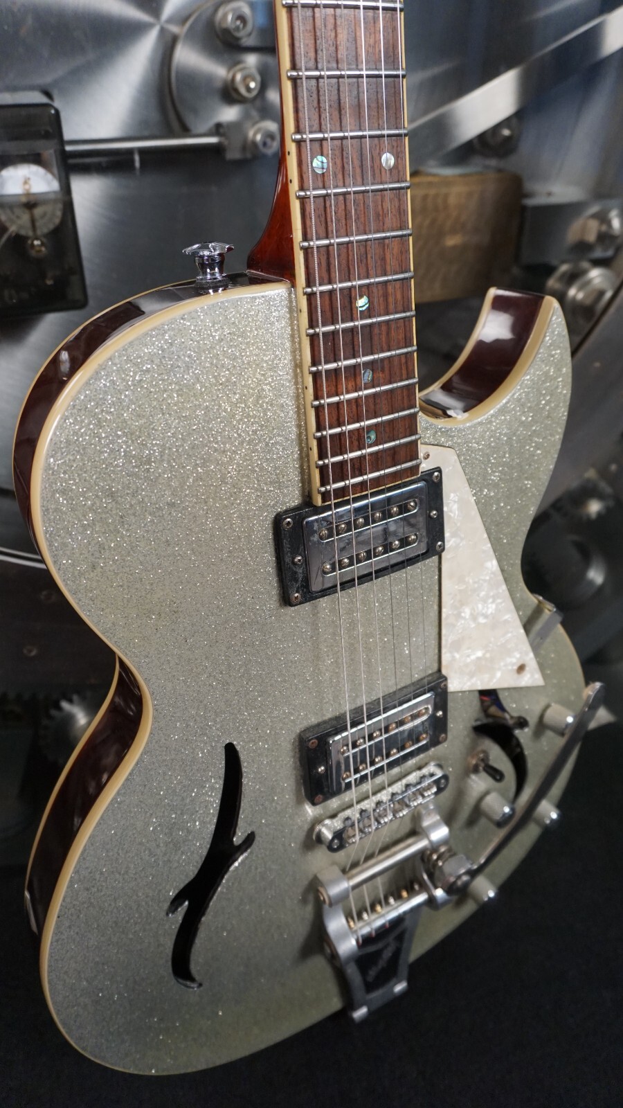 Michael Kelly Semi-Hollow Dual F-Hole HH – Silver Sparkle Korea w/ Bigsby