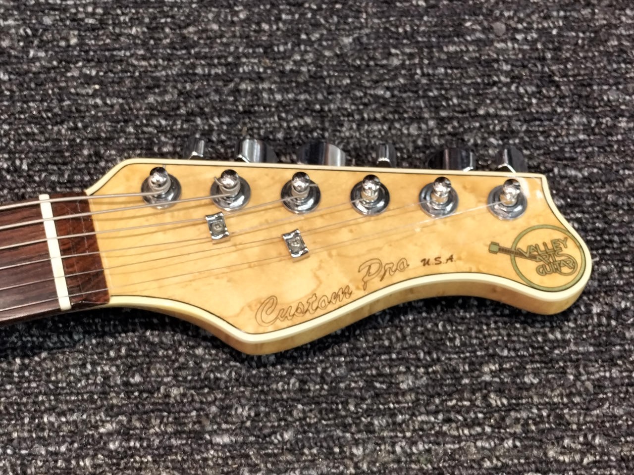 VALLEY ARTS THE LARRY CARLTON CUSTOM PRO Used Electric Gutiar