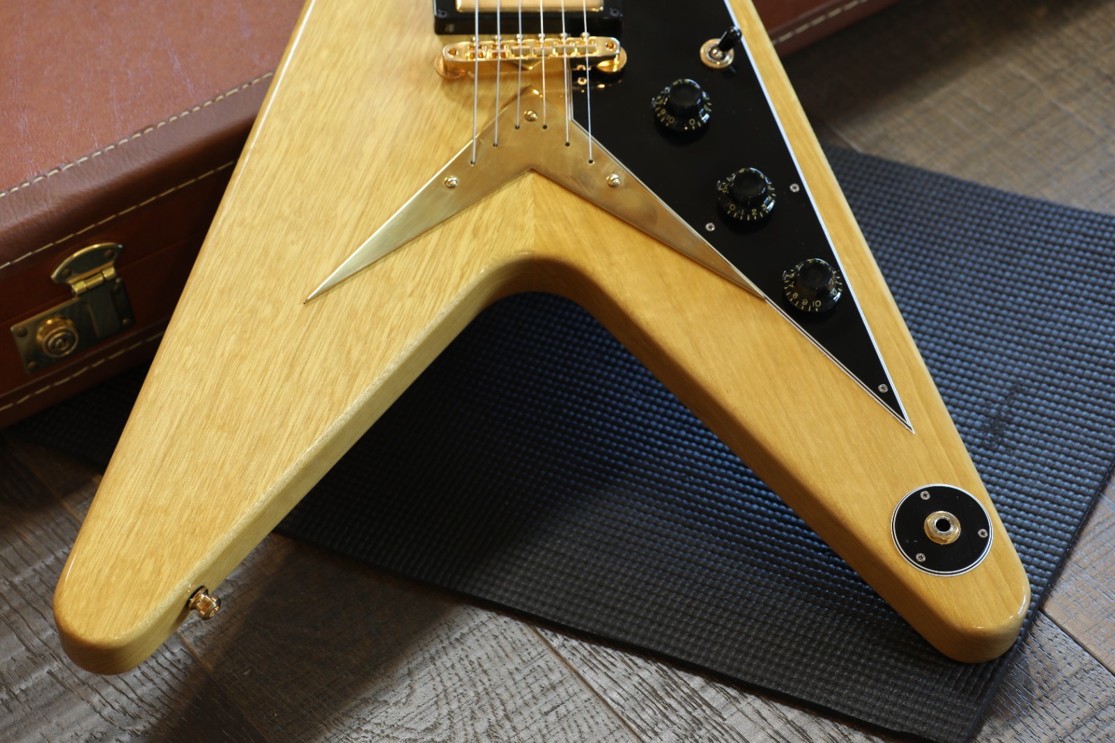 Minty! 2024 Gibson Custom Shop ’58 Korina Flying V Guitar Natural + COA OHSC