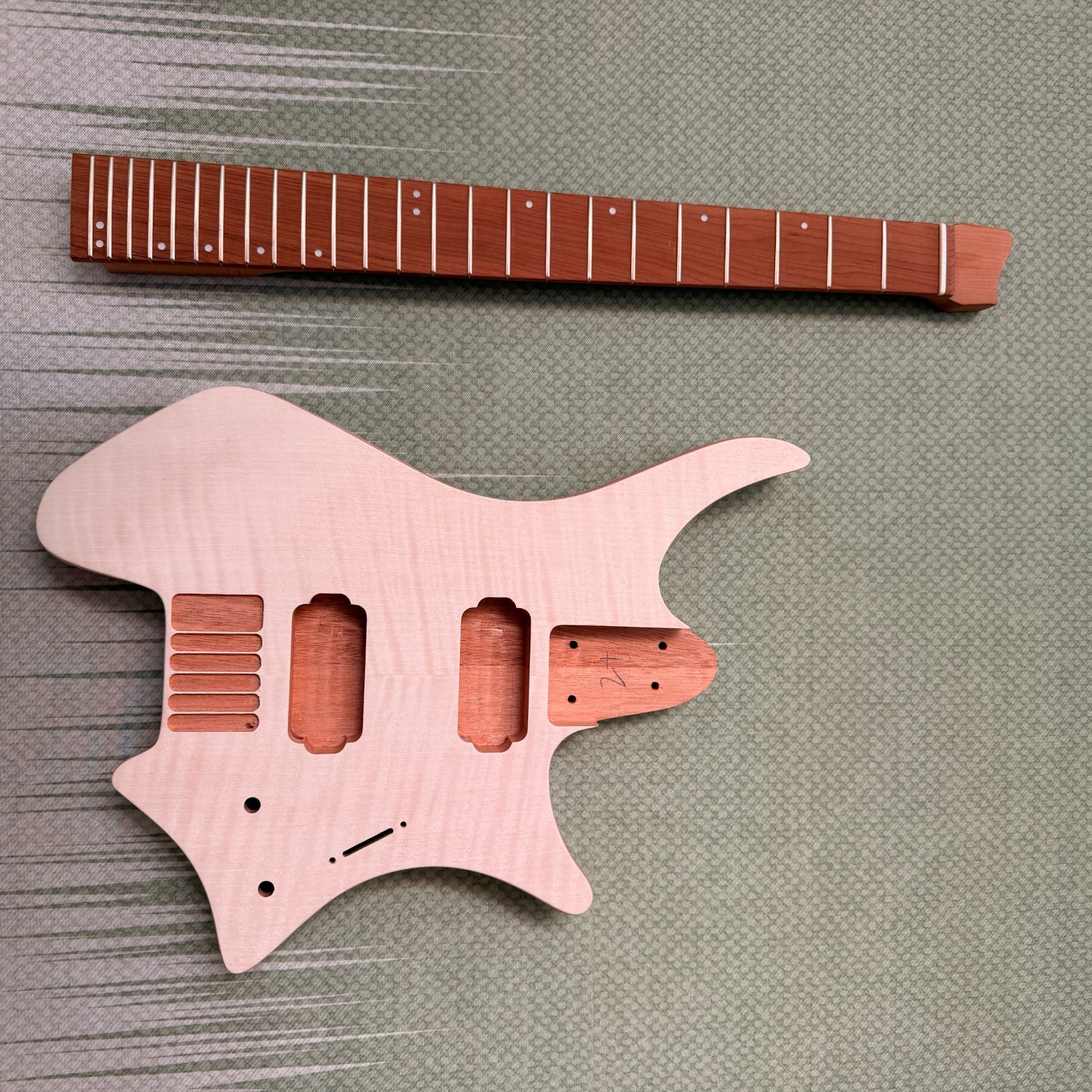 Headless DIY Electric Guitar Kit Flame Maple Veneer Roasted Maple Neck BK part