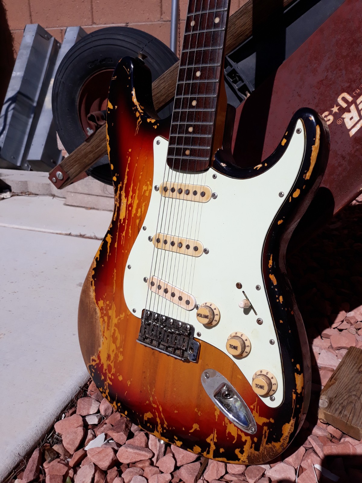 3 Tone Sunburst 65 Tribute Stratocaster Vintage – HEAVY RELIC Vintage NITRO