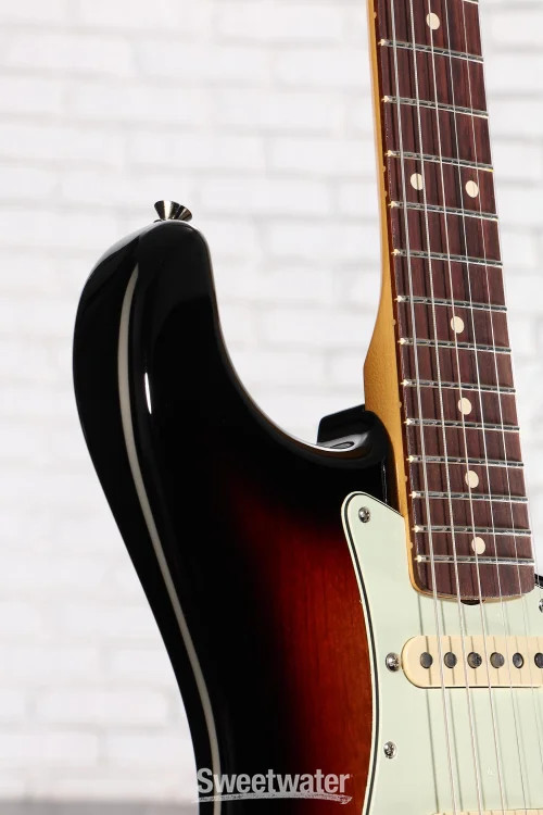 Fender Robert Cray Standard Stratocaster – 3-color Sunburst with Rosewood