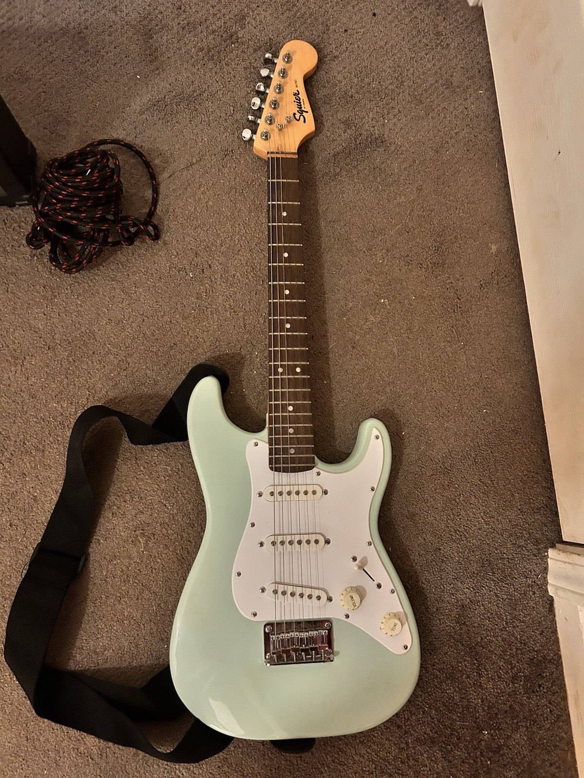 Complete Beginner Electric Guitar Setup – Squier Mini Stratocaster + Amp