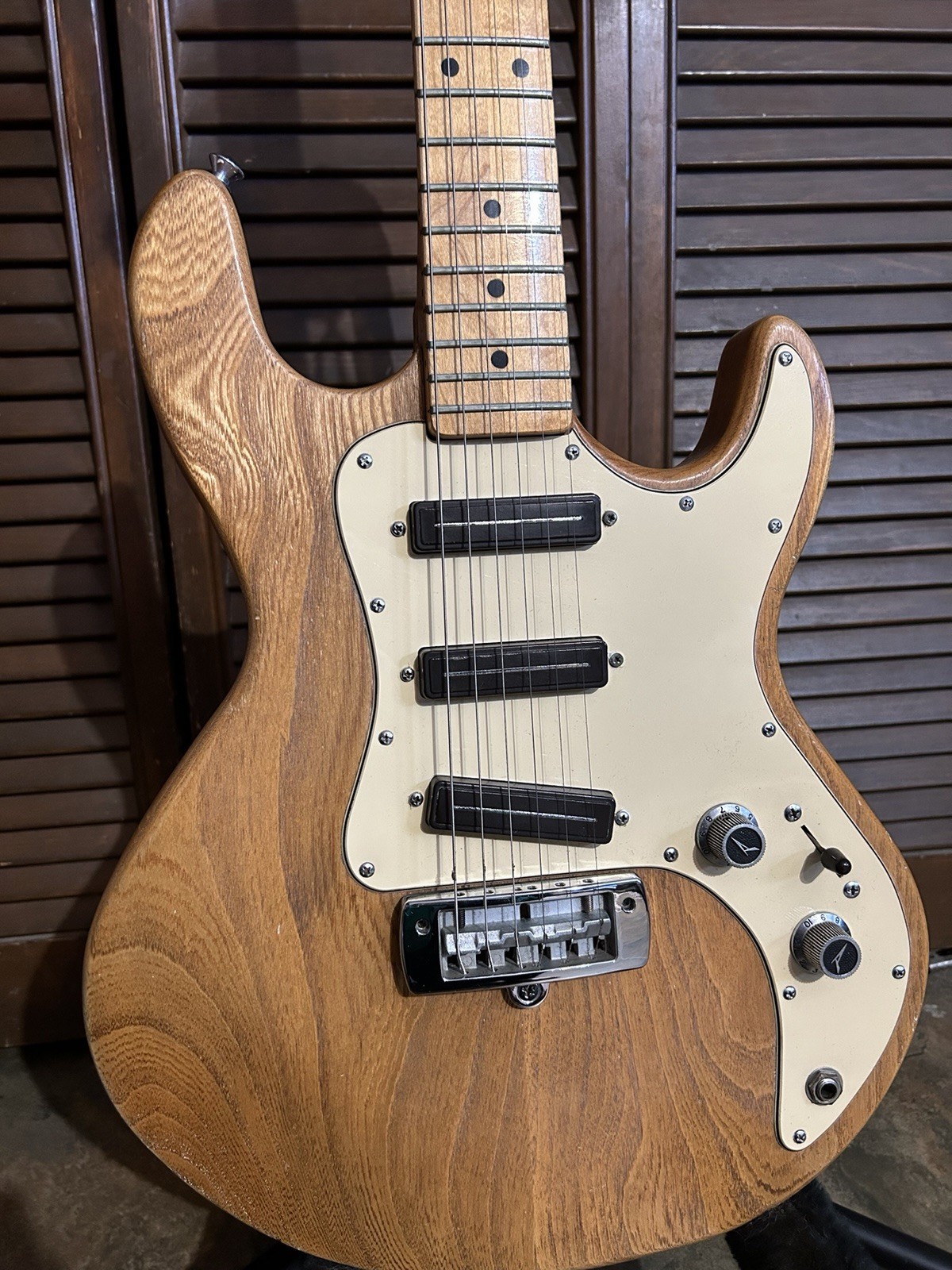 ***PEAVEY T-30 ELECTRIC GUITAR NATURAL WITH CASE***