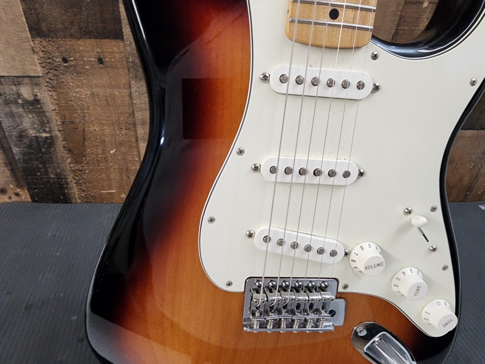 2017 MEXICAN FENDER Stratocaster. Sunburst With Gig Bag