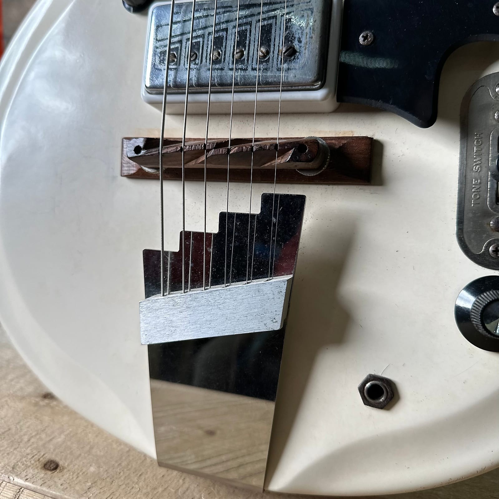 Supro Martinique Vintage 1962 Dual Tone Res-O Glass – White w HSC