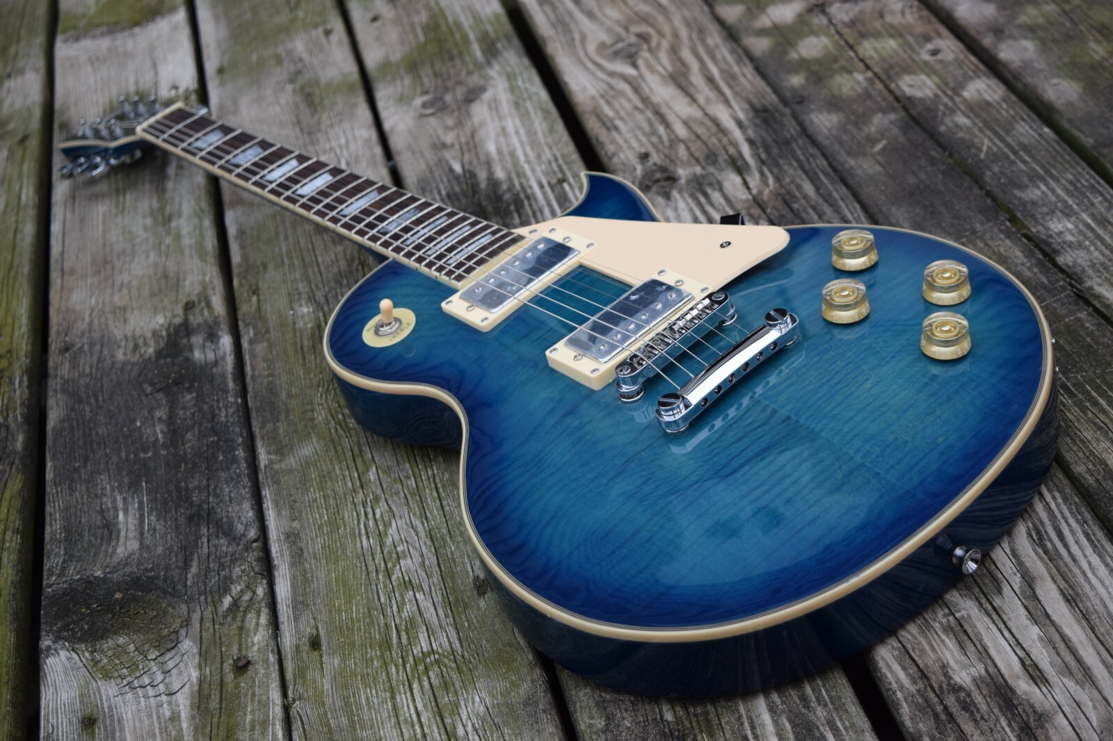 Electric Guitar Mahogany Body Maple Top into Blue Finish (Groove Canadian Brand)