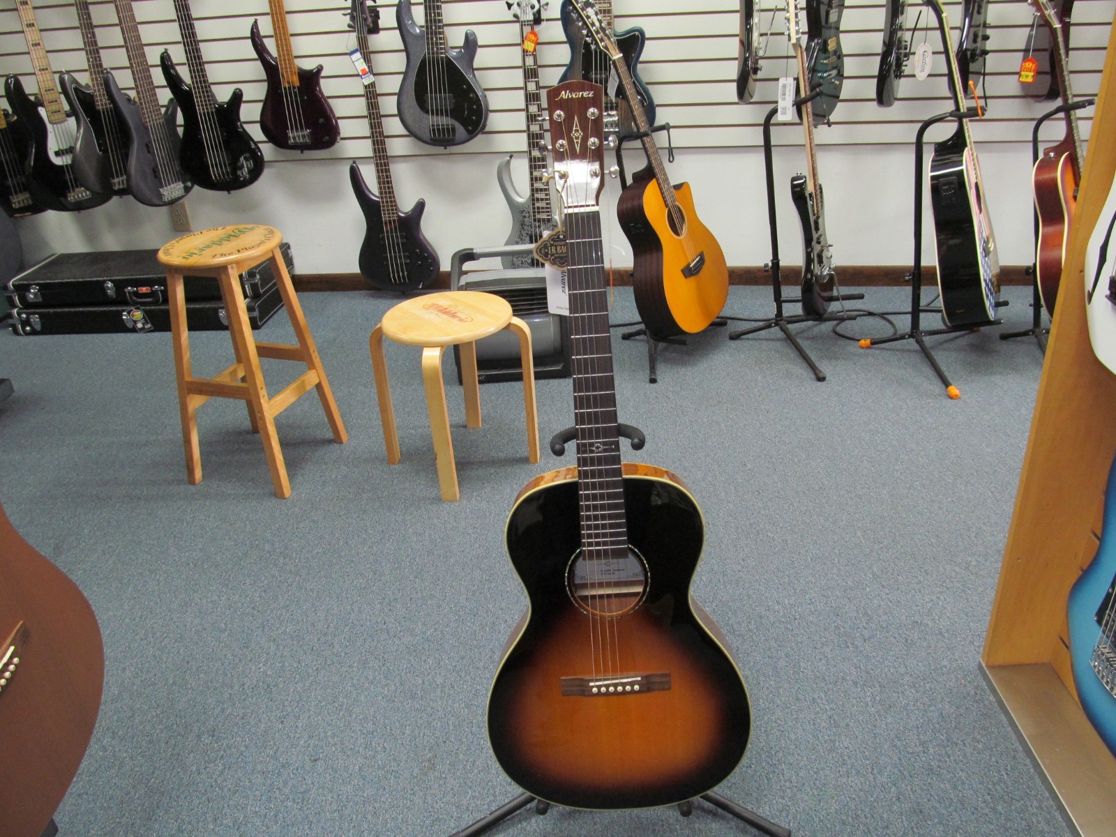 Alvarez Delta00E Sunburst Artist Blues Series Acoustic Electric Guitar – Tobacco